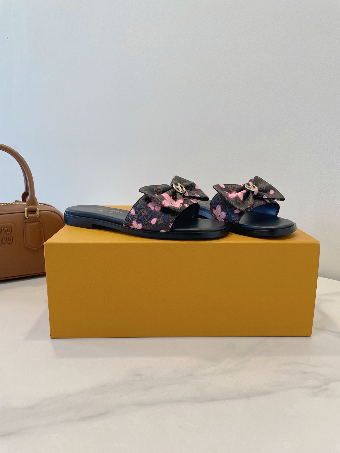 NO:261493,LV 25s new styles and new patterns, trendy elements, colorful monogram embossed prints, Waterfront is rejuvenated and returns. A variety of materials are campaigned, classic patterns, cowhide, sheepskin inner footbed, imported genuine leather sole! Size: 35-40 Standard original box packaging, slippers, louis vuitton, slippers, cowhide, sheepskin, Leather soles19860909LV 25s 新款新图案 潮流元素 彩色monogram 浮雕印花 本季Waterfront 焕新回归 多种材质競选,经典花纹、牛皮,羊皮内里垫脚,进口真皮大底！ Size: 35-40 标准原盒包装,拖鞋,louis vuitton,slippers,cowhide,sheepskin,Leather soles,Women's Shoes