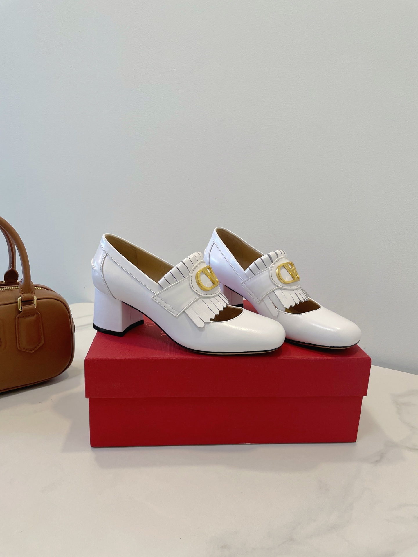 NO:261497,Valentino VLogo signature logo is the finishing touch, adding a sense of detail to summer casual slippers!  1 Material: Italian cowhide   sheepskin inner footbed 2 outsole Italian leather outsole 3size35-40 Original box packaging accessories, loafers, valentino, valentino, loafers, slippers, cowhide, sheepskin, Leather soles19860909Valentino 华伦天奴 VLogo signature 标识作为画龙点睛之笔,为夏日休闲拖鞋增添十足细节感！ 1材料:意大利牛皮 羊皮内里垫脚 2大底意大利真皮大底 3size35-40 原盒包装配件,乐福鞋,valentino,valentino,loafers,slippers,cowhide,sheepskin,Leather soles,Women's Shoes