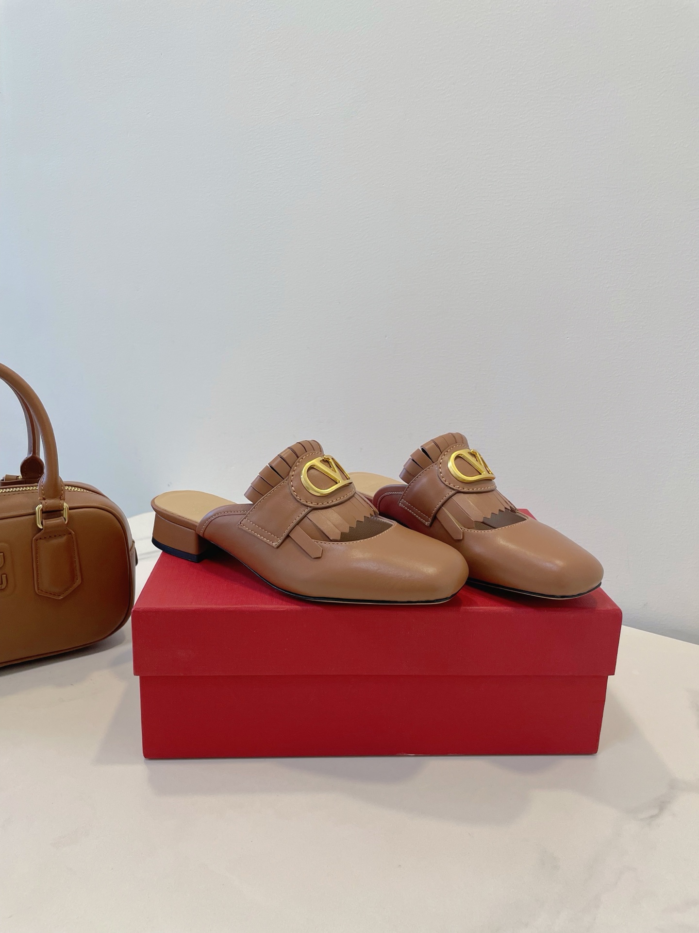 NO:261504,Valentino VLogo signature logo is the finishing touch, adding a sense of detail to summer casual slippers!  1 Material: Italian cowhide   sheepskin inner footbed 2 large sole Italian leather big sole 3size35-40 Original box packaging accessories, semi-torque, valentino, valentino, slippers, cowhide, sheepskin, Leather soles19860909Valentino 华伦天奴 VLogo signature 标识作为画龙点睛之笔,为夏日休闲拖鞋增添十足细节感！ 1材料:意大利牛皮 羊皮内里垫脚 2大底意大利真皮大底 3size35-40 原盒包装配件,半拖,valentino,valentino,slippers,cowhide,sheepskin,Leather soles,Women's Shoes