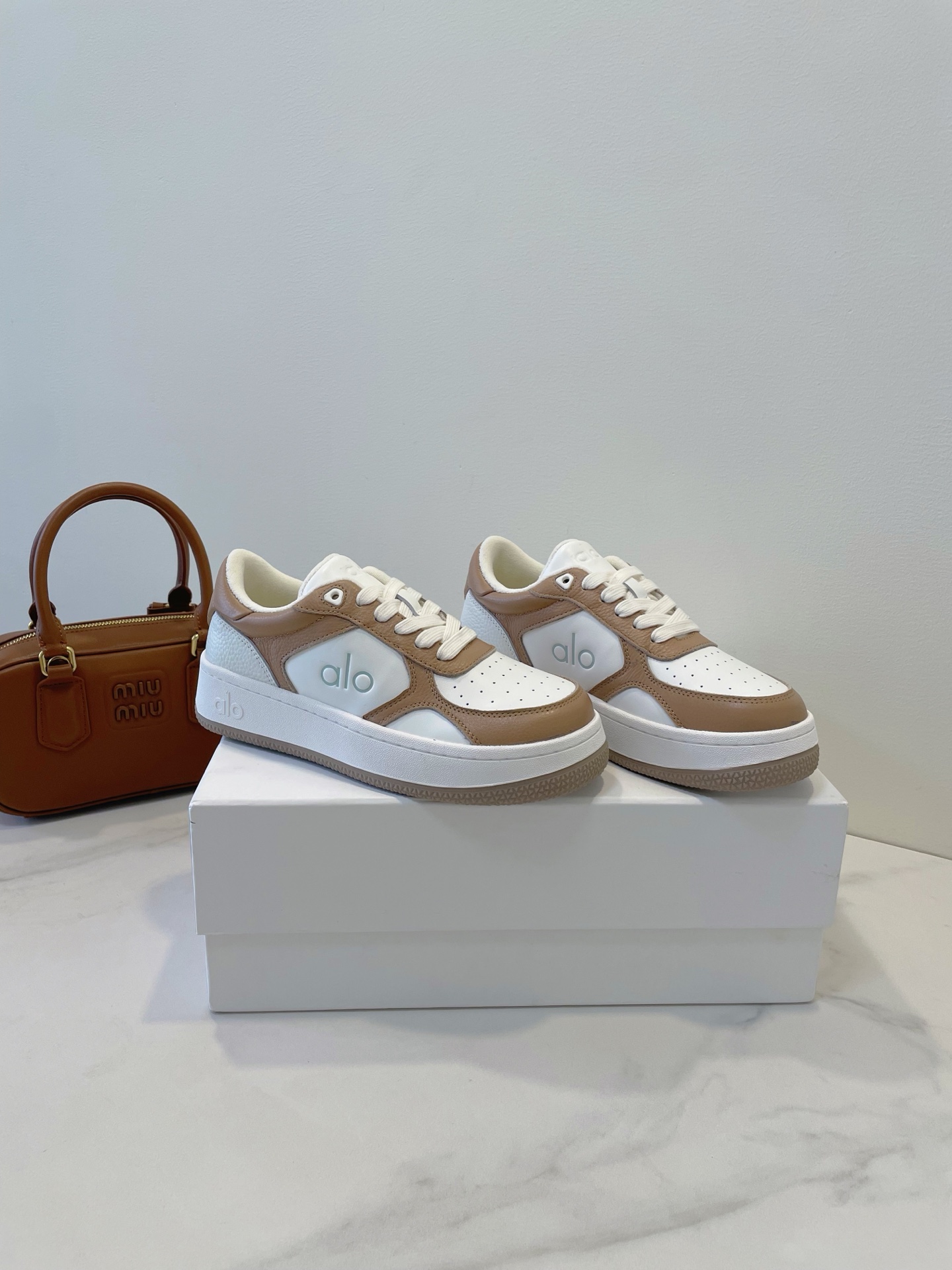 NO:382864,alo 25s internet celebrity hot products, versatile, comfortable, newly recommended brands, suitable for any occasion!  Imported cowhide material, inner footbed fiber fabric Size size 35-40 Original box packaging accessories, casual shoes/sports shoes, sneakers, cowhide19860909alo 25s 网红火爆款 百搭,舒适,新荐品牌,适合任何场合！ 进口牛皮材质,内里垫脚纤维布料 尺码 size 35-40 原盒包装配件,休闲鞋/运动鞋,sneakers,cowhide,Women's Shoes