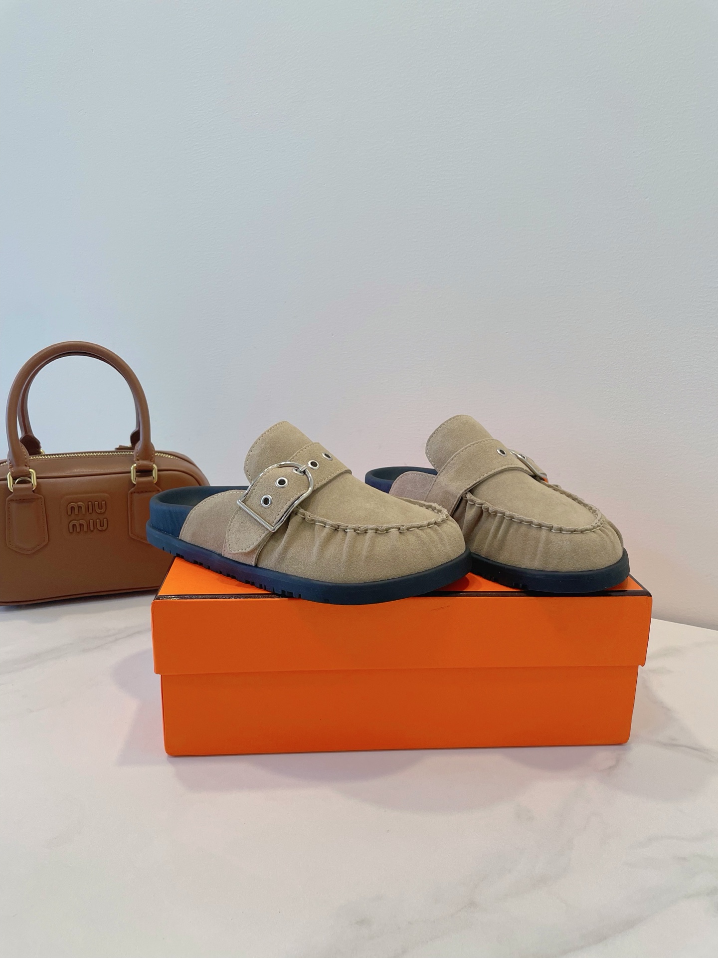 NO:388181,Only high-end, we are so persistent! Herme* Paris H-dragged lazy and casual in, open and beautiful, simple is style, high-end and comfortable! Elegant outfits, highly recommended by the cabinet sister! A variety of top-level high-end materials, carefully selected, always following the original details and craftsmanship style, focusing on and meticulously! Men and women size Size 35-45 counter uniform configuration packaging, semi-drag, hermes, hermes19860909只有高端,我们如此执著！ Herme* Paris 爱马仕 H拖 慵懒又随意in,大大方方美丽,简单就是风范,高级、舒适！ 高雅穿搭,柜姐强烈推荐！ 多种顶级高端材质,精挑细选,一直遵循原版细节和工艺风格,专注精心！ 男女尺码Size 35-45专柜一致配置包装,半拖,hermes,hermes,Women's Shoes