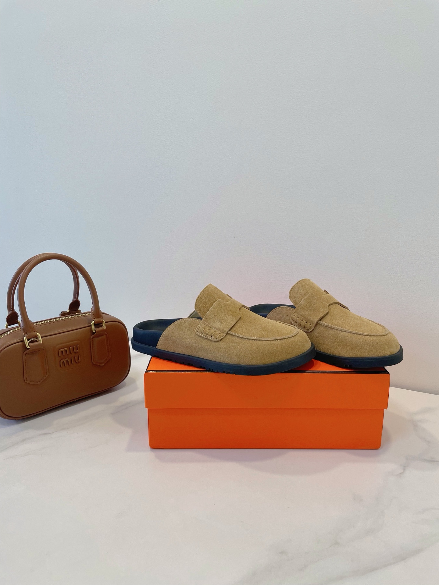 NO:388187,Only high-end, we are so persistent! Herme* Paris H-dragged lazy and casual in, open and beautiful, simple is style, high-end and comfortable! Elegant outfits, highly recommended by the cabinet sister! A variety of top-level high-end materials, carefully selected, always following the original details and craftsmanship style, focusing on and meticulously! Size 35-45 counters consistently configured packaging, semi-drag, hermes, hermes19860909只有高端,我们如此执著！ Herme* Paris 爱马仕 H拖 慵懒又随意in,大大方方美丽,简单就是风范,高级、舒适！ 高雅穿搭,柜姐强烈推荐！ 多种顶级高端材质,精挑细选,一直遵循原版细节和工艺风格,专注精心！ Size 35-45专柜一致配置包装,半拖,hermes,hermes,Women's Shoes