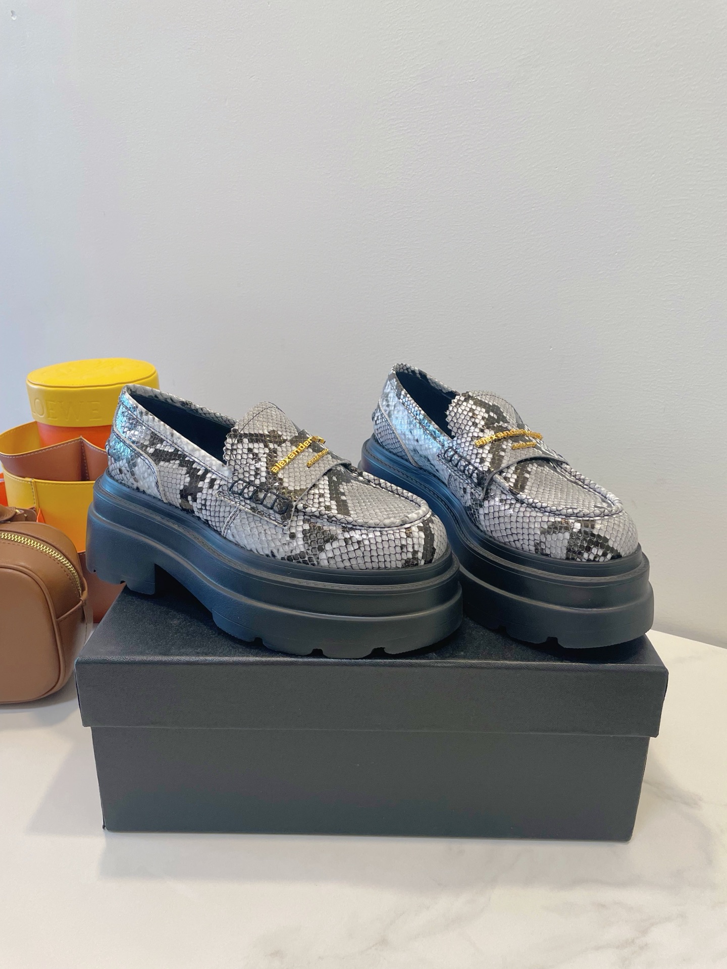 NO:449175,Alexander Wang Loafers new series...ss25 A pair of items that the queen can't refuse...... True wife, lady, beautiful double-layer sole unique design, exquisite just right/rivet embellishment, cowhide beaded material, sheepskin inner footbed Size 35-40 Original box accessories packaging, loafers, alexander wang,loafers, cowhide, sheepskin19860909Alexander Wang 大王乐福鞋新系 ......ss25 一双女王都拒绝不了的单品 ...... 真心太太太太太太美了 双层鞋底独特设计,精致的恰到好处/铆钉点缀,牛皮开边珠材质,绵羊皮内里垫脚 Size 35-40 原盒配件包装,乐福鞋,alexander wang,loafers,cowhide,sheepskin,Women's Shoes