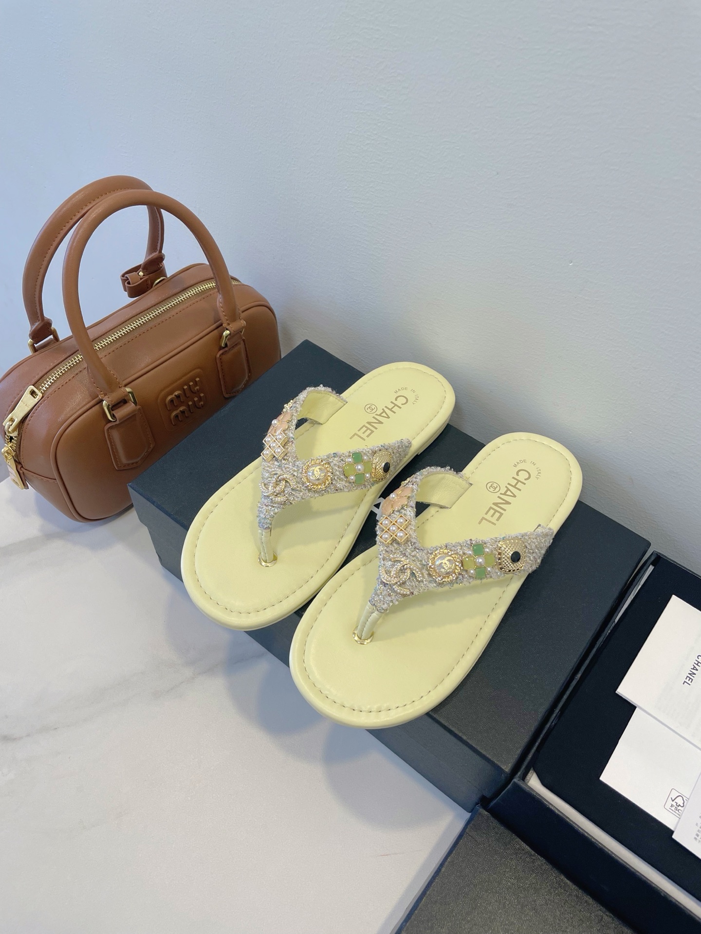 NO:404124,CHANEL 25c summer craft shoes, special handmade artwork is so beautiful. The overall shape is loose and fashionable, and it is easy to grasp the street fashion sense. Upper burlap fabric inner sheepskin outsole imported from Italy size35-36-37-38-39- (40 custom made without return or replacement), split-toed shoes, chanel, chanel, sheepskin, Leather soles19860909CHANEL 香奈儿 25c 夏日工艺鞋,特制手工艺术品太美啦 整体造型松弛又时髦,轻松拿捏街头时尚感. 鞋面粗麻布艺 内里羊皮 大底意大利进口真皮大底 size35-36-37-38-39-（40定做不退不换）,分趾鞋,chanel,chanel,sheepskin,Leather soles,Women's Shoes