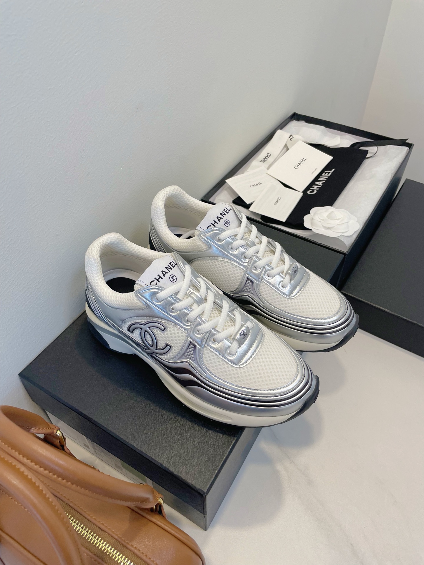 NO:382817,The top version Chane*Chane* is luxurious in every move and has a great texture!  The classic style recommended by the cabinet sister!  A must-have style for the little fairies!  It is very comfortable to increase height, the feet are very delicate, the legs are thin, the golden corners and silver corners are very versatile, the upper is made of various materials and spliced ​​with fabrics, and the hand feels extraordinary... Size 35-40 Original packaging accessories, casual shoes/sports shoes, chanel, chanel, sneakers19860909顶级版本 Chane*香奈* 举手投足间都带着贵气,质感超棒！ 柜姐建议推荐的经典款！小仙女们必入款式！ 增高又非常舒服,上脚很秀气,增高显腿细,金角银角很百搭,鞋面采用多种材质拼接对版布艺手感非一般…… Size 35-40 原版包装配件,休闲鞋/运动鞋,chanel,chanel,sneakers,Women's Shoes