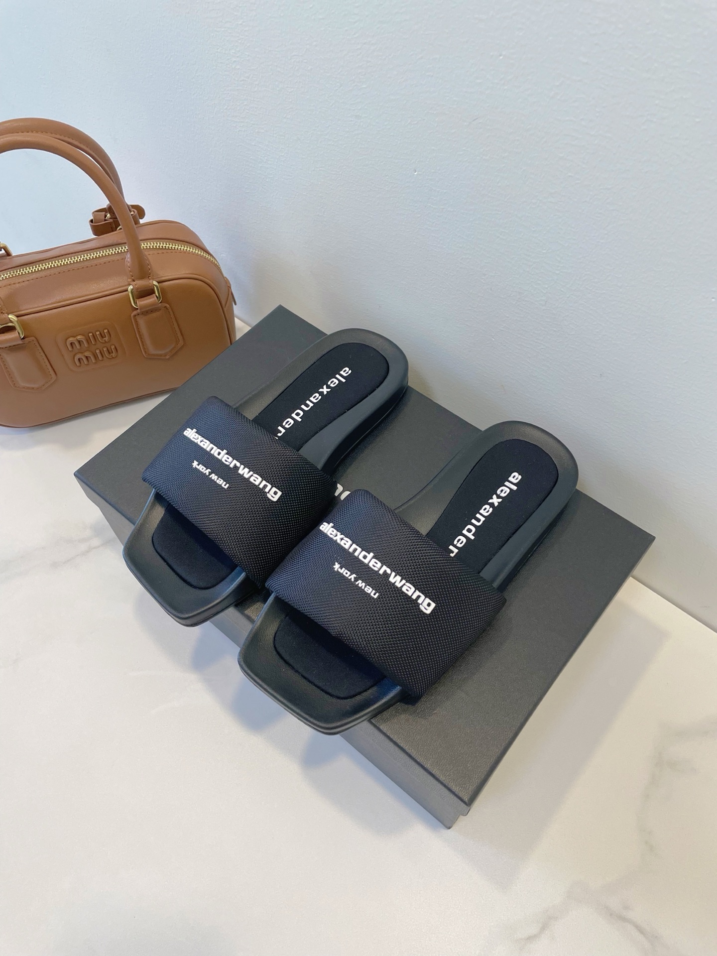 NO:404079,AlexanderWang Sunny is a hot product. The cabinet recommends the original replica, exclusive mold sole, very easy to match, original standard packaging, size 35-40, slippers, alexander wang, slippers19860909AlexanderWang 亚力山大王 sunny  火爆款非常火爆 柜姐力荐 原版复刻 独家模具鞋底 非常好搭配 原版标准包装配套 size 35-40,拖鞋,alexander wang,slippers,Women's Shoes