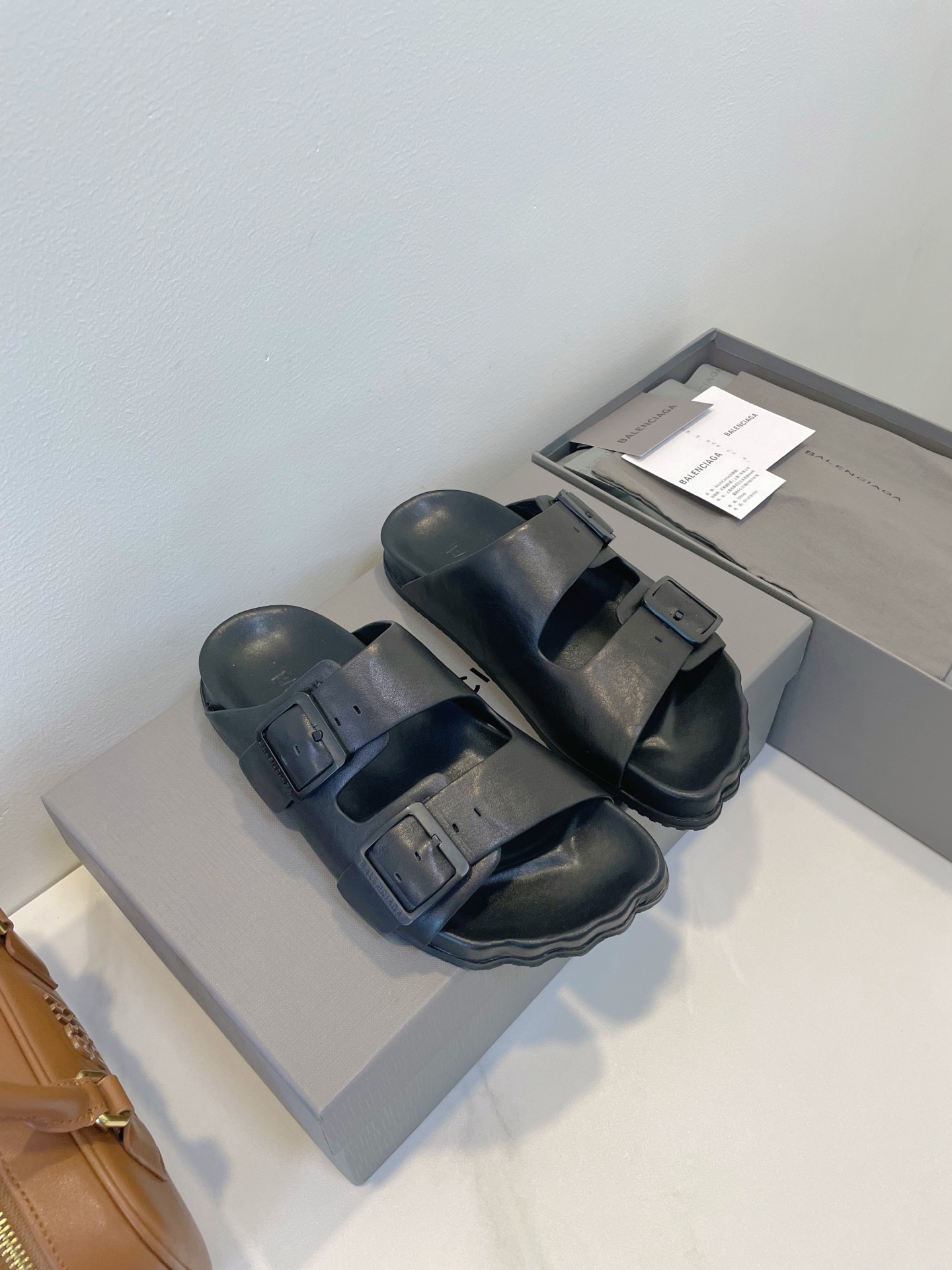 NO:404094,BALENCIAGA sunday mule couple five-toed series exaggerated and dark design style, unusual!  Demne's leak-toe slippers are cute and silly, and they can wear them every day while taking into account the concave style!  The body is made of cowhide, with loose pin buckle floating printing on the outside, BALENCIAGA letter pattern, 3cm height-enhancing thick bottom!  Men and women Size 35-45 Original box packaging accessories, slippers, balenciaga, balenciaga, slippers, cowhide19860909BALENCIAGA 巴黎世家 sunday mule 情侣款五趾系列 夸张、暗黑设计风格,不走寻常路！ Demne 漏趾拖鞋,可爱又憨憨的很特别,兼顾了凹造型的同时还可以日常穿搭！ 满身全牛皮材质,外侧调整宽松针扣浮印 BALENCIAGA 字母图案,3cm增高厚底！ 男女尺码 Size 35-45 原盒包装配件,拖鞋,balenciaga,balenciaga,slippers,cowhide,Women's Shoes