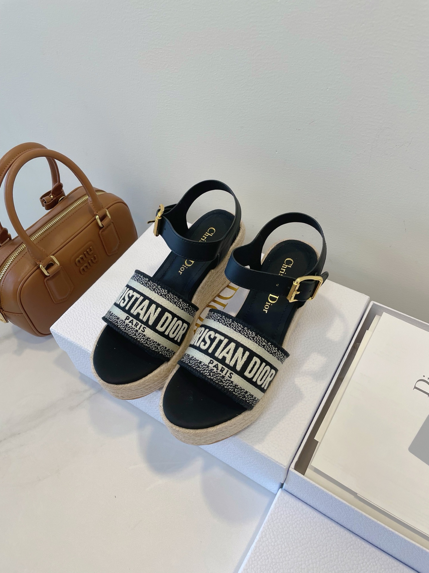 NO:404151,Dior 25 Early Autumn is so gentle~ Exquisite and new style, interpreting a unique style!  Heel sandals, suitable for shopping, original calfskin fabric, sheepskin inner footbed, paired mold logo sole, non-slip and wear-resistant Size 35-40 CD original box packaging accessories, high heels sandals, dior, dior, sandals, high heels, cowhide, sheepskin19860909Dior 迪奥 25 早秋 好温柔～ 精致新款,演绎别样风情！坡跟凉鞋,适合逛街单品,原版小牛皮面料,羊皮内里垫脚,对版模具logo鞋底,防滑耐磨 Size 35-40 CD原盒包装配件,高跟鞋凉鞋,dior,dior,sandals,high heels,cowhide,sheepskin,Women's Shoes