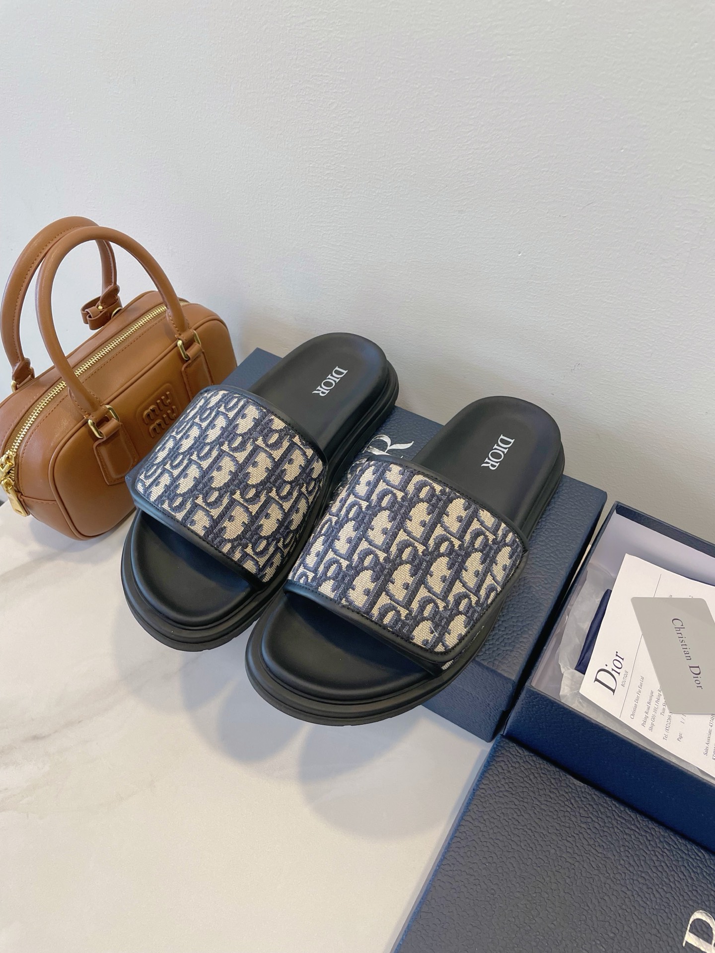 NO:437730,Slippers, Baotou Mules, Dior, Men's Slippers, Really cool, fashionable and comfortable, Soft sole, original replica, very cool beach slippers Size 39-45 Original box packaging accessories, semi-slippers, dior, dior, slippers19860909拖鞋 包头穆勒鞋 Dior 迪奥 男仕拖鞋 真的很酷 又时尚又舒适 软底软面,原版复刻,非常拉风的沙滩拖鞋 Size 39-45 原盒包装配件,半拖拖鞋,dior,dior,slippers,Women's Shoes