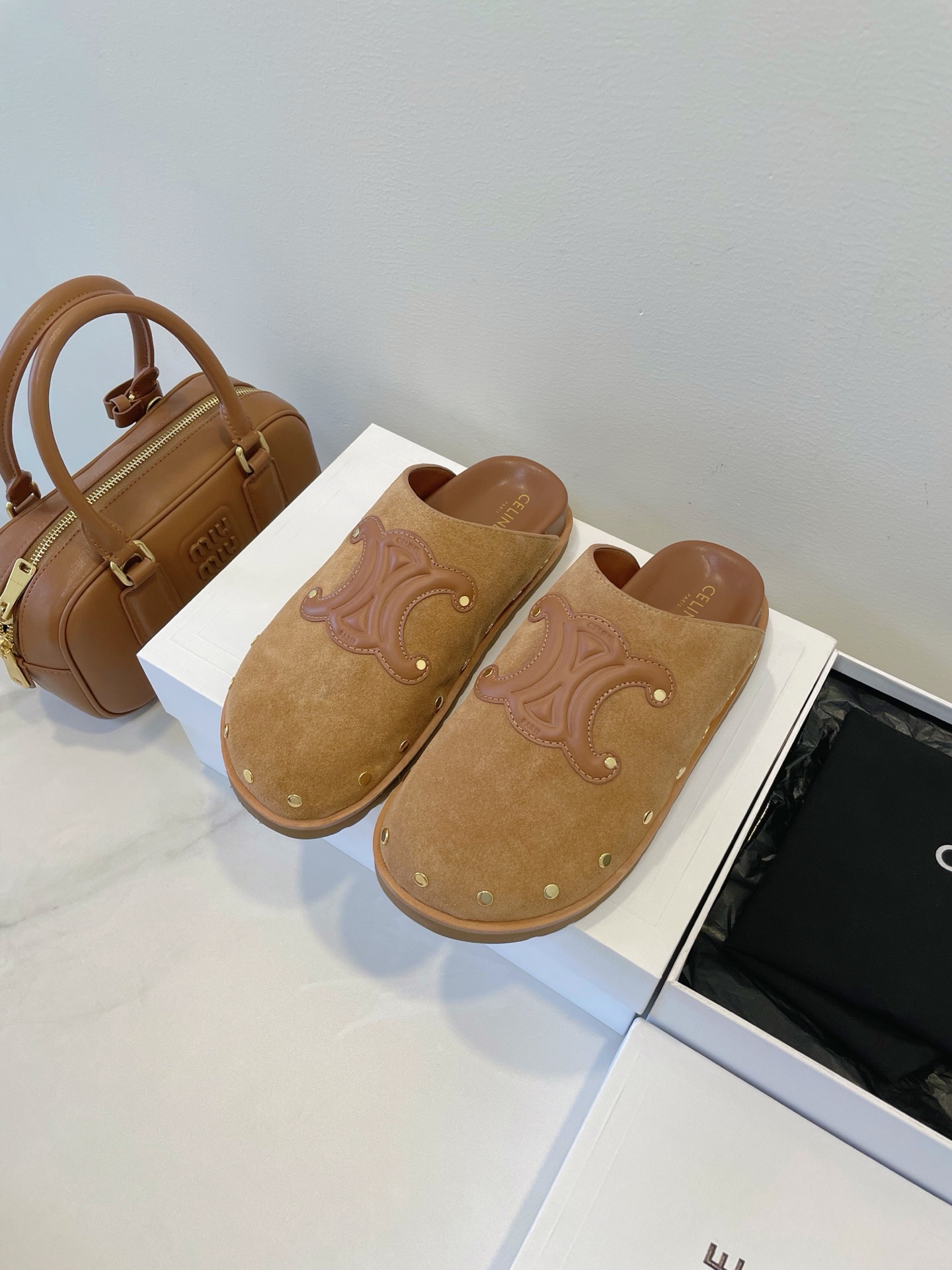 NO:404116,Turn on vacation mode | Celine Riveted Slippers 'Slack Ceiling'!  Cold metal rivets collide with a unique temperament that is intertwined with laziness and rebellion~ The classic TRIOMPHE Arc de Triomphe logo embellishes the upper, the gentleness of the matte suede and the toughness of the rivets. Whether worn barefoot or socks, you can easily grasp the high-end outfit!  Size 35-40 Original box packaging accessories, semi-torque, celine, celine, slippers, chamois leather, socks19860909开启度假模式 | Celine 赛琳 铆钉拖鞋『松弛感天花板』！ 冷冽金属铆钉,碰撞出慵懒与叛逆交织的独特气质～经典 TRIOMPHE 凯旋门 logo 点缀鞋面,哑色麂皮的温柔与铆钉的硬朗形成反差,无论是光脚穿还是配袜子,都能轻松拿捏高级感穿搭！ Size 35-40 原盒包装配件,半拖,celine,celine,slippers,chamois leather,socks,Women's Shoes