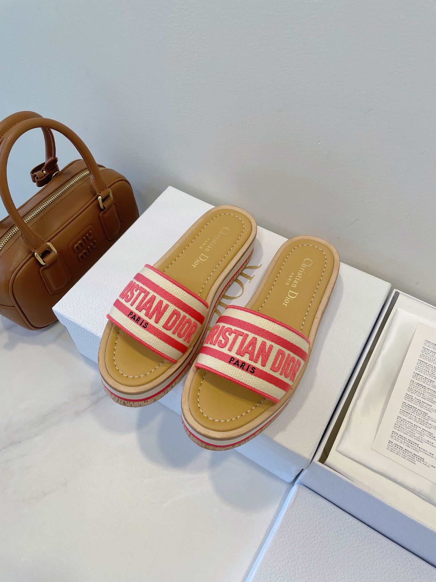 NO:404092,100% return rate | Dioreviera limited series, super beautiful summer new combination, beautiful and high-end!  It is said that Dior understands women best, except when traveling, you must dress vigorously and energetic, full of vitality and pleasure!  Embroidered cork-sole thick-soled slippers, perfectly lengthening the leg lines, and the height-enhancing effect is invincible!  Size 35-40 Original box packaging accessories, slippers, dior, dior, slippers19860909百分百回头率 | 迪奥 Dioriviera 限定系列,超美夏日新搭配,美出高级感！ 都说 Dior 最懂女人的,除外旅游必须穿得精神活力有活力,充满生命力和愉悦感！ 刺绣面软木底厚底拖鞋,完美拉长腿部线条,增高效果无敌！ Size 35-40 原盒包装配件,拖鞋,dior,dior,slippers,Women's Shoes