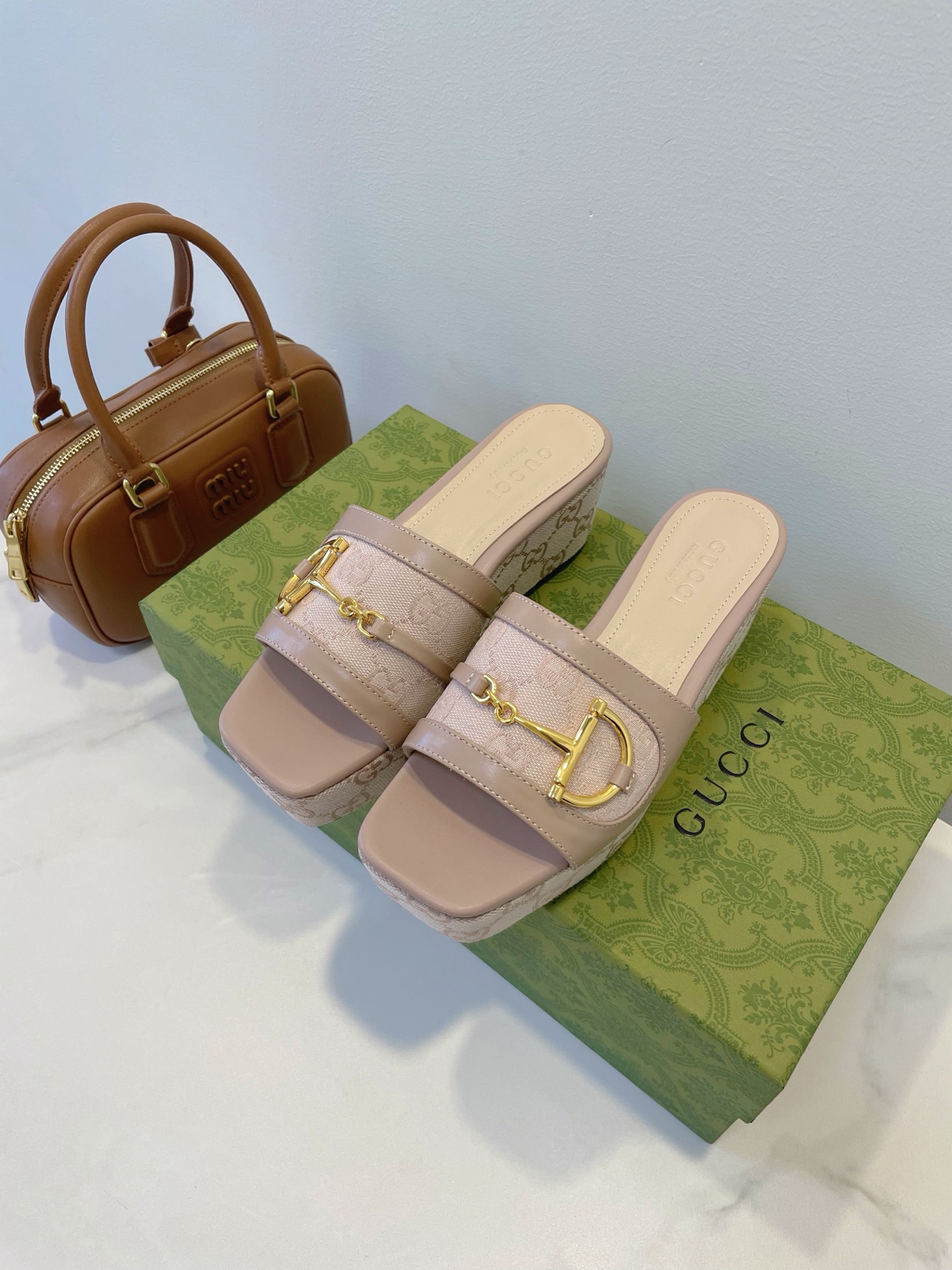 NO:404110,Gucci 2025ss new sandals, every detail is carefully crafted, fabric mesh/brand fabric, high-end custom sheepskin, outsole, imported Italian leather outsole, size 35-40, heel height 6.5cm, original box standard packaging, slippers, gucci, sandals, slippers, sheepskin, Leather soles19860909Gucci 古奇 2025ss 新款凉鞋,每个细节皆经过精心细致打造 面料网纱/品牌布艺 内里高端定制羊皮 大底意大利进口真皮大底 尺码35-40 跟高6.5cm 原盒标准包装,拖鞋,gucci,sandals,slippers,sheepskin,Leather soles,Women's Shoes