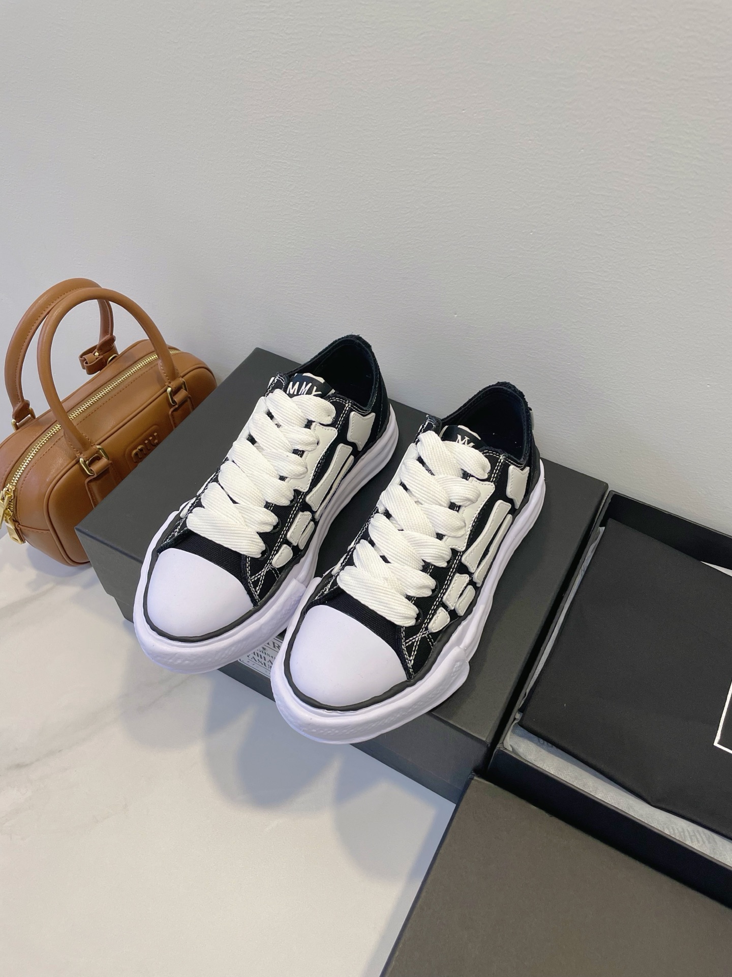 NO:403253,Couple model Mihara Yasuhiro Mihara co-branded Amiri Super stylish niche design, low-end breathable, height-enhancing and comfortable, whether it is daily travel or weekend parties, you can be the focus!  MMH × Amiri successfully combined the iconic features of both sides' shoes and selected the MMH representative shoe Peterson clay shoes, and created with bone element patterns!  Men and women size 36-45 original box packaging accessories, casual shoes/sports shoes, amiri, mmy, sneakers19860909情侣款 Mihara 三原康裕 联名 Amiri 增高超有型 小众设计,低帮透气,增高又舒适,无论是日常出行还是周末聚会,都能让你成为焦点！ MMH × Amiri 成功结合了双方鞋款的标志性特点,选取了MMH代表鞋款 Peterson黏土鞋,并配合骨头元素图案打造！ 男女尺码 size 36-45 原盒包装配件,休闲鞋/运动鞋,amiri,mmy,sneakers,Women's Shoes