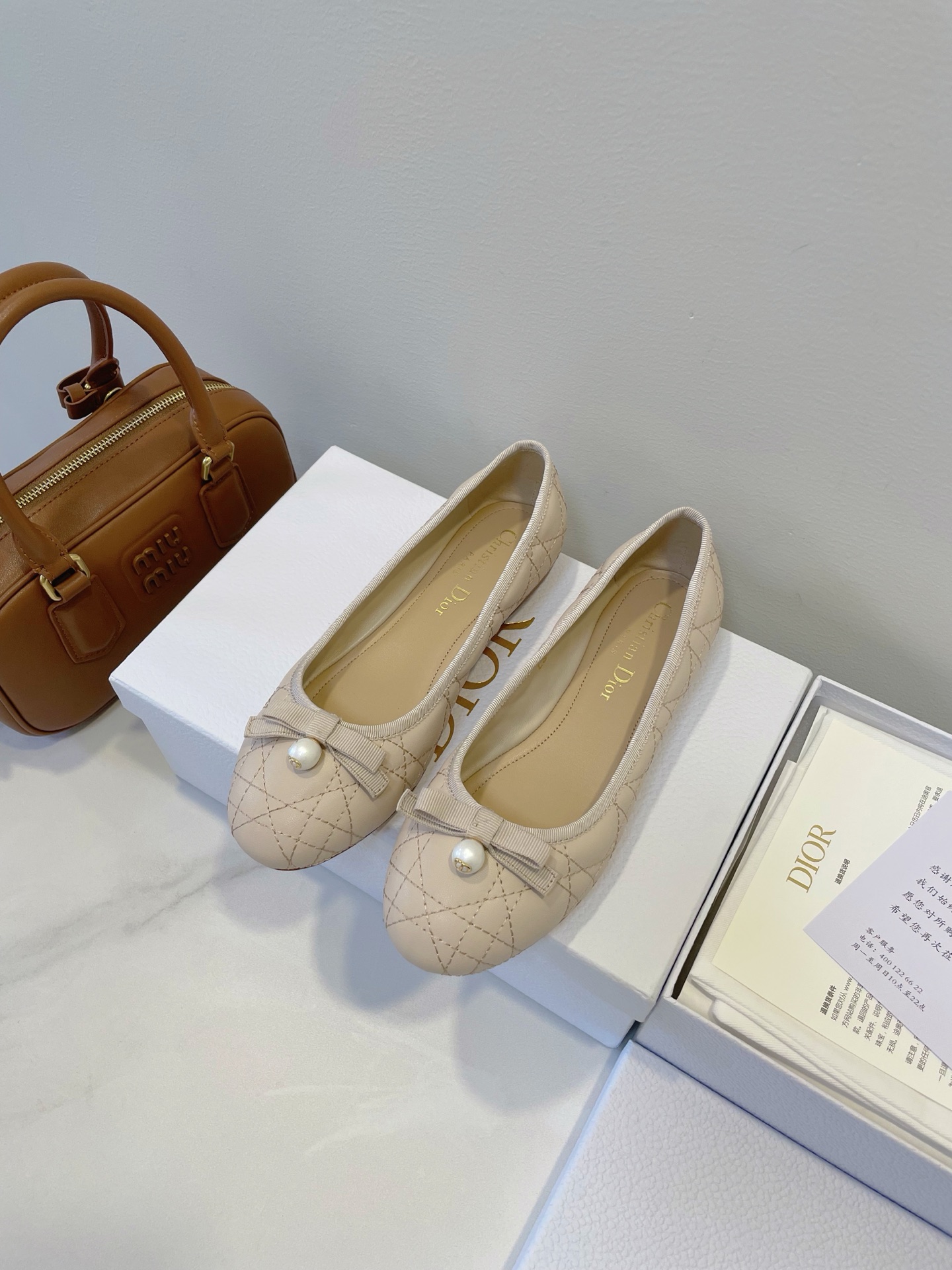 NO:404077,Dior | 25Cruise shoes, exudes elegance while walking. Ballet flat calfskin ballet shoes, the finishing touch, the bow is sweet and exquisite, and the style is always windy when walking. The low-heel design does not tiring your feet, and it is rude to commute and shop. Dior casual shoes, versatile and comfortable, fashionable and practical, classic and timeless, easy to wear and express high-end!  Soft calf leather fabric, sheepskin inner footbed, imported Italian genuine leather sole Size 35-40 original box packaging accessories, ballet shoes, dior, dior, cowhide, sheepskin, Leather soles19860909Dior | 25Cruise鞋履,行走间散发优雅的力量 Ballet flat 小牛皮芭蕾舞鞋,点睛之笔,蝴蝶结甜美精致,走路都带风,低跟设计不累脚,通勤逛街都狠ok 迪奥休闲单鞋,百搭舒适,时尚又实用,经典不过时,轻松穿出高级感！ 柔软小牛皮面料,羊皮内里垫脚,意大利进口真皮大底 Size 35-40 原盒包装配件,芭蕾舞鞋,dior,dior,cowhide,sheepskin,Leather soles,Women's Shoes