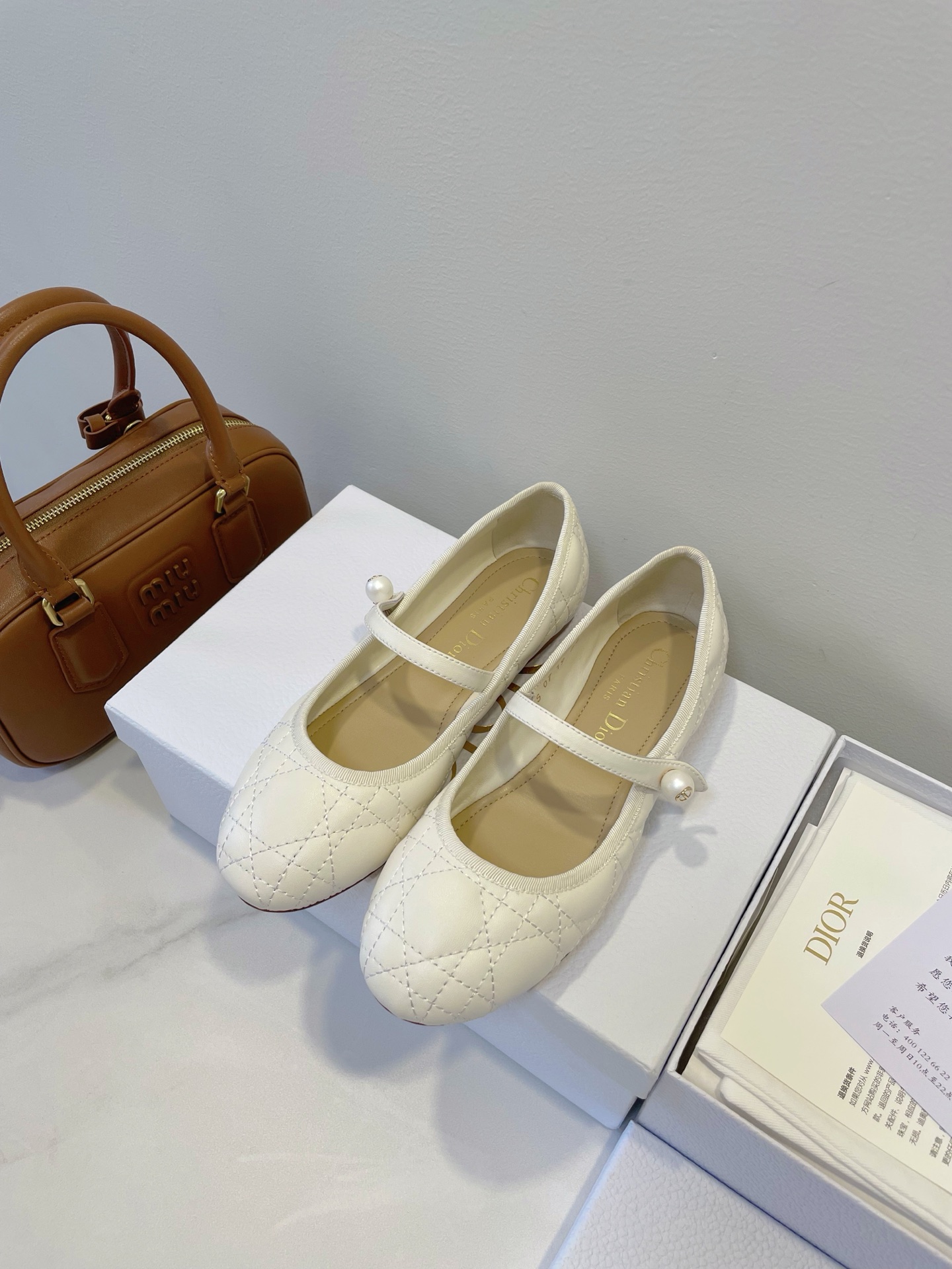 NO:404120,Dior | 25Cruise shoes, exudes elegance while walking. Ballet flat calfskin ballet shoes, the finishing touch, the bow is sweet and exquisite, and the style is always windy when walking. The low-heel design does not tiring your feet, and it is rude to commute and shop. Dior casual shoes, versatile and comfortable, fashionable and practical, classic and timeless, easy to wear and express high-end!  Soft calf leather fabric, sheepskin inner footbed, imported Italian genuine leather sole Size 35-40 original box packaging accessories, ballet shoes, dior, dior, cowhide, sheepskin, Leather soles19860909Dior | 25Cruise鞋履,行走间散发优雅的力量 Ballet flat 小牛皮芭蕾舞鞋,点睛之笔,蝴蝶结甜美精致,走路都带风,低跟设计不累脚,通勤逛街都狠ok 迪奥休闲单鞋,百搭舒适,时尚又实用,经典不过时,轻松穿出高级感！ 柔软小牛皮面料,羊皮内里垫脚,意大利进口真皮大底 Size 35-40 原盒包装配件,芭蕾舞鞋,dior,dior,cowhide,sheepskin,Leather soles,Women's Shoes