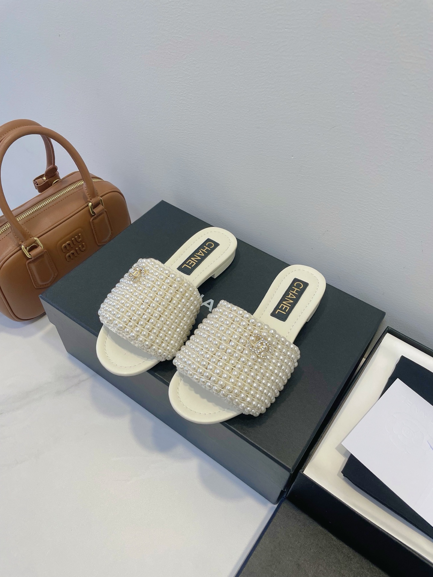 NO:404067,CHANEL Chanel 25coco beach series Encounter Chanel and start a new chapter in elegance!  The overall design is simple, but elegant, smooth and natural, and the versatile attributes are absolutely unique!  Size 35-40 Original box packaging accessories, slippers, chanel, chanel, slippers19860909CHANEL 香奈儿25coco beach 系列 邂逅香奈儿,开启优雅步履新篇！整体设计简约,却不失优雅,线条流畅自然,百搭属性绝绝子！ Size 35-40 原盒包装配件,拖鞋,chanel,chanel,slippers,Women's Shoes