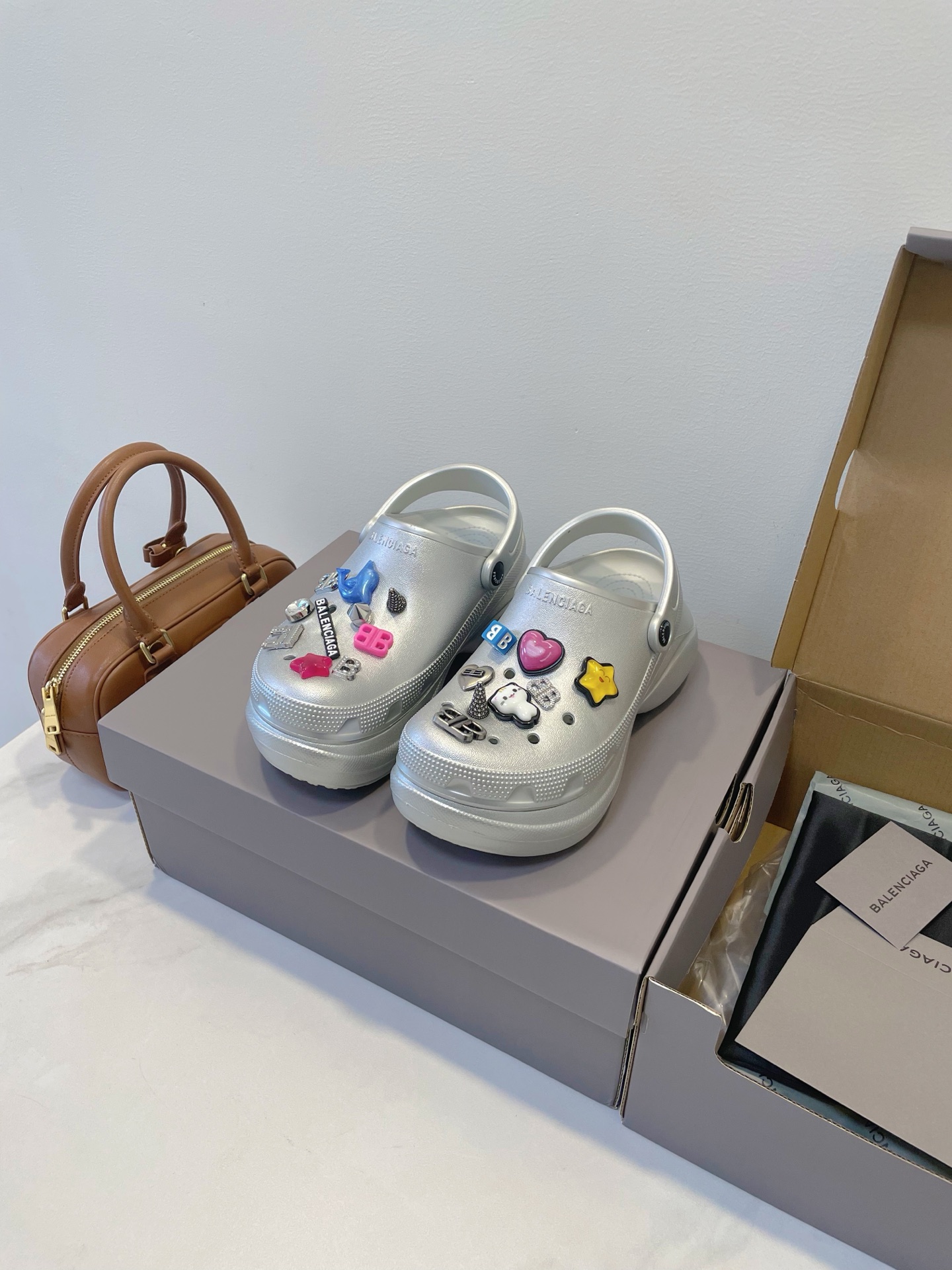 NO:404053,Women's model, men's model Crocs Balenciaga Jibbitz Balenciaga Jibbitz Balenciaga Little Whale, the ceiling's hole shoes, the strange aesthetic, it was cute again by Balenciaga, like it, the real fragrance warning, subversive design structure, the trendy and fashionable walking, the beauty reaches a new height in the universe!  Size 35-45 Original box packaging accessories, slippers, balenciaga, balenciaga, slippers19860909女款,男款 Crocs Balenciaga Jibbitz 巴黎世家小鲸鱼,天花板的洞洞鞋,奇奇怪怪的审美,又被巴黎世家联名可爱到了,点赞一啵 真香预警,颠覆性设计结构,行走的潮流时尚,美出宇宙新高度！ Size 35-45 原盒包装配件,拖鞋,balenciaga,balenciaga,slippers,Women's Shoes