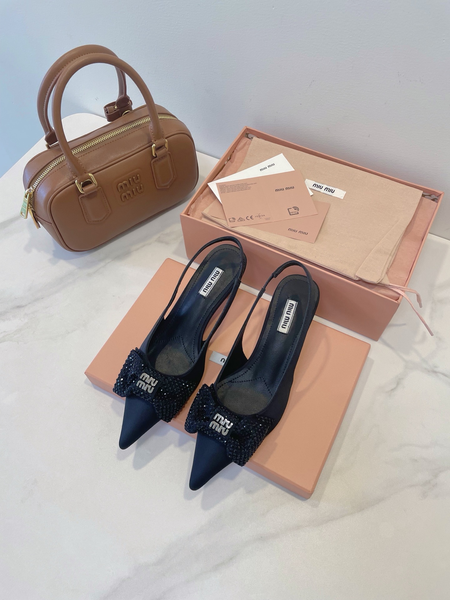 NO:404396,OOTD / A rich lady is a visual outfit that is a daughter~ Miumiu Elegant and intellectual little pointed head, beautiful and beautiful, very understanding of the woman's heart, and too good at grasping the exquisiteness. Bow + imported rhinestone + 5.5cm kitten heel, beautiful to the heart, combining sexy and cute!  Imported silky satin, with a hint of charm and charm, adding points to femininity Size 35-40 Original box packaging accessories, sandals, miumiu, sandals19860909OOTD / 富家小姐千金即视感穿搭～ Miumiu 优雅知性小尖头,美丽且如履平地太懂女人心了,太会拿捏精致感了,蝴蝶结+进口水钻+5.5cm小猫跟,美到心坎,集性感与可爱一体！ 进口丝滑缎面,更有一丝妩媚动人,给女性气质加分 Size 35-40 原盒包装配件,凉鞋,miumiu,sandals,Women's Shoes