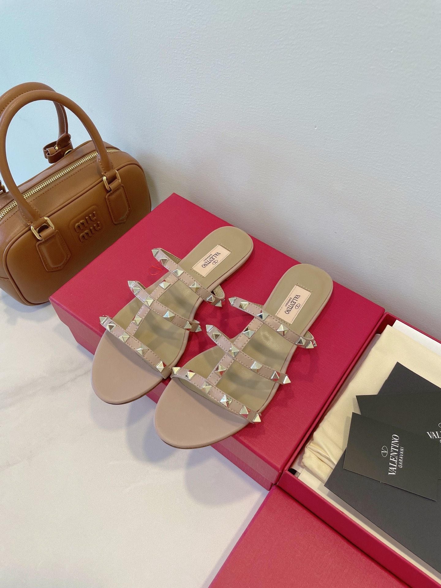 NO:560000,Valentino's charming sandals, with a lazy fashion atmosphere and unparalleled comfort, must be indispensable in the summer shoe cabinet... Fashionable and classic rivet elements, they are really too fussy to wear, and you can go shopping stress-free. Every step you take exudes a sense of high-end and full of femininity!  Flat heel, 6cm medium heel Size 35-40 Original box packaging accessories, slippers, valentino, valentino, sandals, slippers19860909Valentino 华伦天奴 气质迷人的凉鞋,慵懒的时尚气息,舒适度一绝,夏天的鞋柜里一定不能少的凉鞋…… 时尚经典铆钉元素,穿起来真的太虚浮了,逛街都豪无压力,让你的每一步都散发着高级感,透着满满女人味！ 平跟、6cm中跟 Size 35-40 原盒包装配件,拖鞋,valentino,valentino,sandals,slippers,Women's Shoes