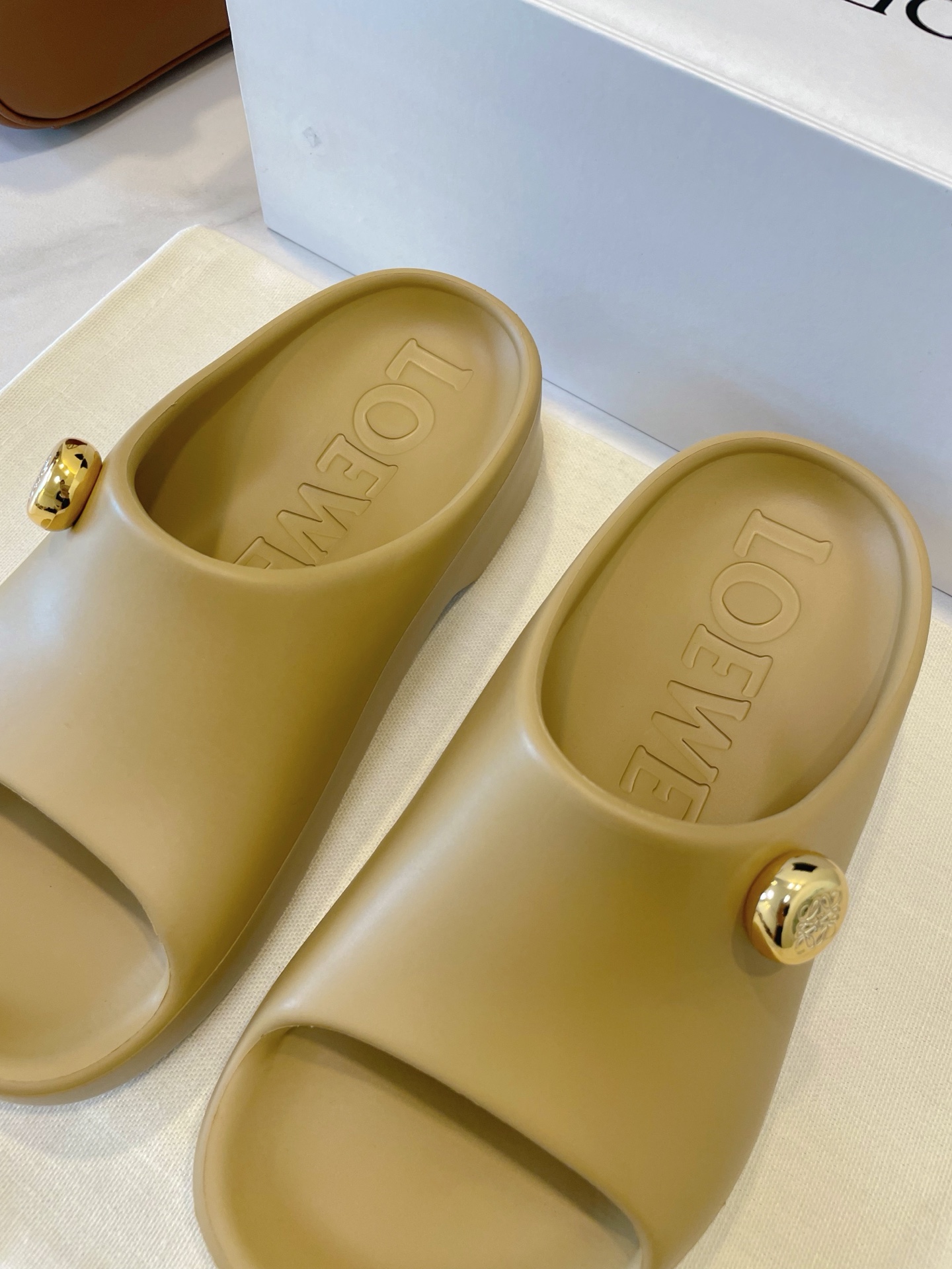 LOEWE Foam Pebble Light Shoes: Shining Metals Anagram Design, Size 35-40, Original Packaging - 图片 2