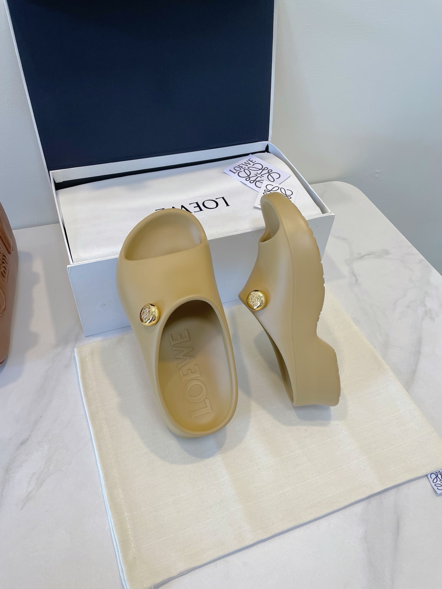 LOEWE Foam Pebble Light Shoes: Shining Metals Anagram Design, Size 35-40, Original Packaging - 图片 5