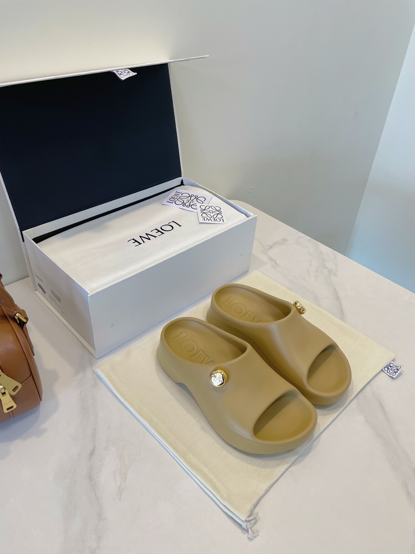LOEWE Foam Pebble Light Shoes: Shining Metals Anagram Design, Size 35-40, Original Packaging - 图片 4