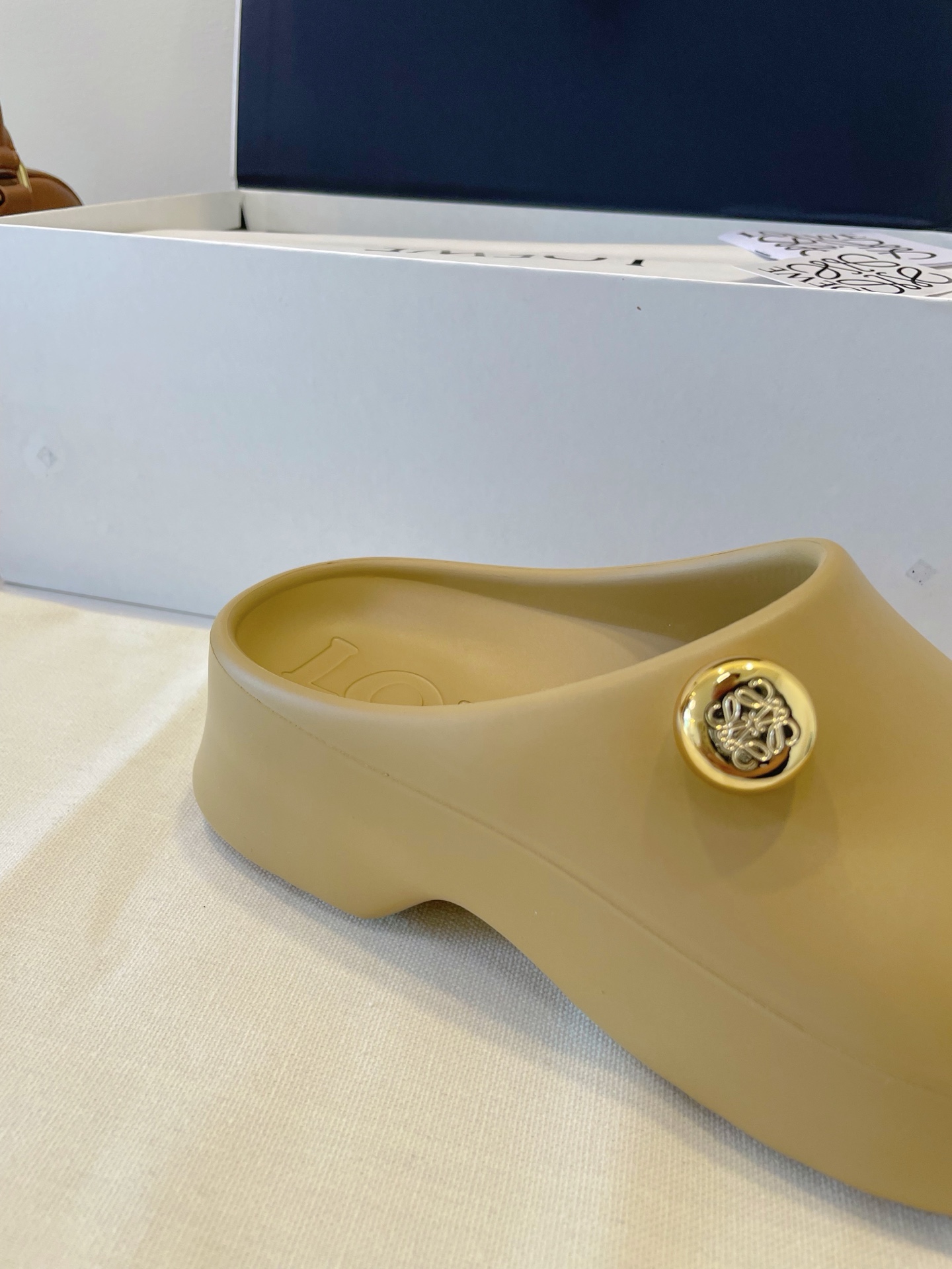 LOEWE Foam Pebble Light Shoes: Shining Metals Anagram Design, Size 35-40, Original Packaging - 图片 3