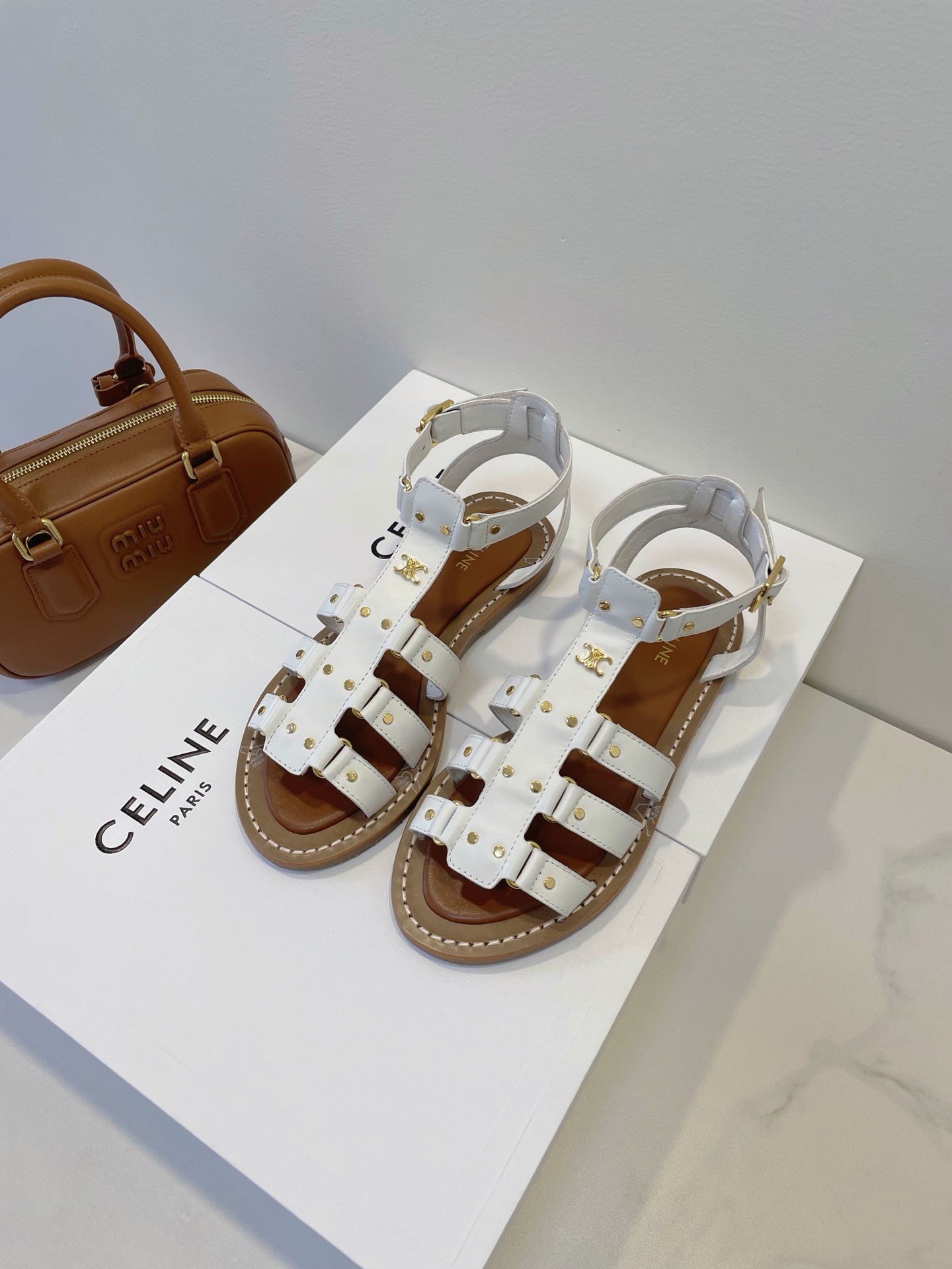 NO:449278,Celine's fairy sandals, try a new style. French lazy soldering feet, crazy and heart-wrenching!  Nobleness spreads from the toes and turns into a beautiful atmosphere in seconds. This time the sandals are padded soles so as to be so comfortable!  Size 35-40 Original box packaging accessories, sandals, celine, sandals19860909Celine 的仙女凉鞋,尝试新风格 法式慵懒焊脚上,疯狂心动呀！贵气从脚尖漫出～秒变氛围感美人,这次凉鞋底做了软垫太舒服了！ Size 35-40 原盒包装配件,凉鞋,celine,sandals,Women's Shoes