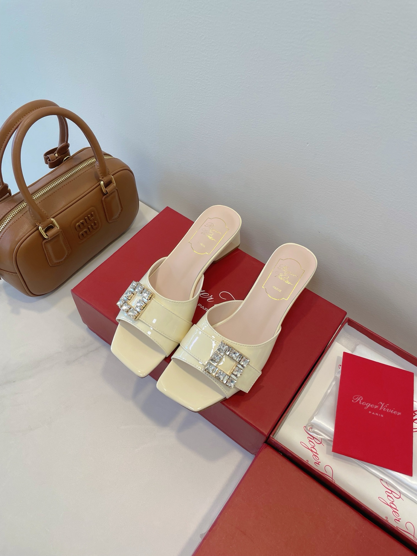 NO:560052,It’s so beautiful, who can resist RV’s personal favorite Muller sandals, which are exquisite and relaxing!  The 4.5cm thick heel is paired with the eye-catching small square diamonds from the Tres Vivier series to help fairies dress up easily ~ Size 35-40 Original box color assembly, high heels and slippers, high heels, slippers19860909太美了,谁能拒绝 RV 私心最爱的穆勒凉拖,精致松弛感拉满！ 4.5cm的粗跟搭配Tres Vivier 系列吸睛小方钻帮仙女们轻松dress up ～ Size 35-40 原盒色装配体,高跟鞋拖鞋,high heels,slippers,Women's Shoes