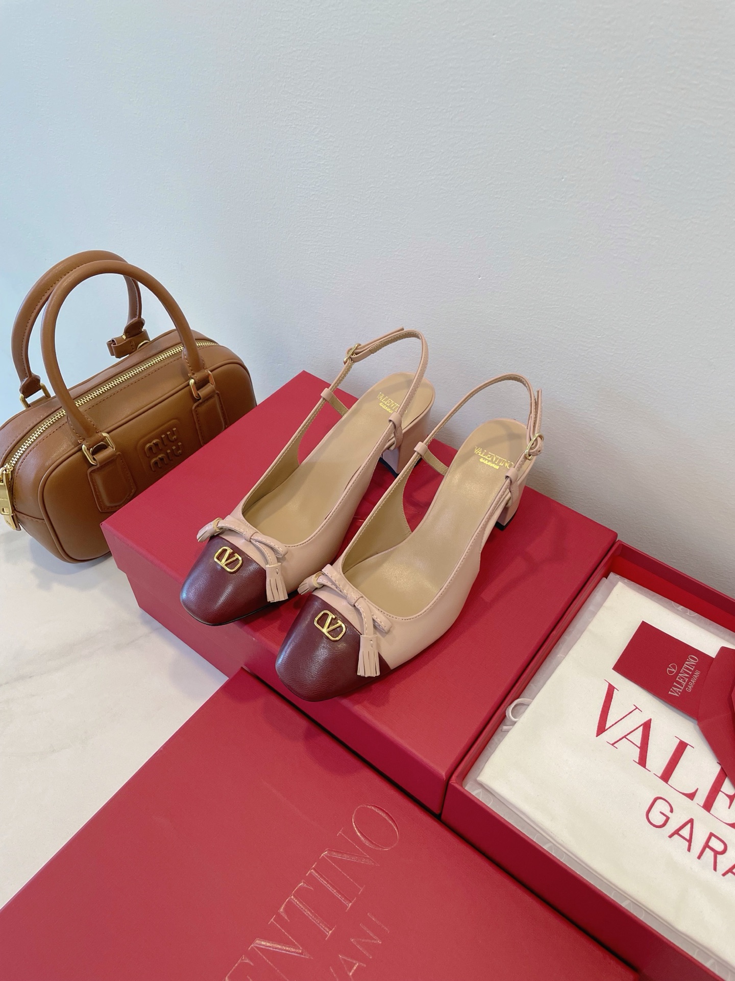 NO:560019,Valentino small high heels || Fallen at first glance || Female stars collectively staged a princess escape. The suede material is soft and comfortable, the square toe design is simple and fashionable, and the small bow on the upper is a bit girly and elegant!  No one can resist her beauty!  Such gentle shoes, you can meet her strength while walking in the city. The 6cm gold heel height can meet your needs in various occasions and show a woman's unique sense of strength!  Size 35-40 Original box packaging accessories, high heels and sandals, valentino, valentino, sandals, high heels, sheepskin, gold19860909Valentino 华伦天奴 小高跟 || 一眼沦陷 || 女明星集体上演公主出逃,小山羊皮材质柔软舒适,方头设计简约时髦,鞋面的小蝴蝶结带点少女心和优雅范！ 谁都抵抗不了她的美！好温柔的鞋鞋,城市漫走遇见她的力量,6cm黄金跟高,满足你各种场合需求,展现出女性独有的力量感！ Size 35-40 原盒包装配件,高跟鞋凉鞋,valentino,valentino,sandals,high heels,sheepskin,gold,Women's Shoes