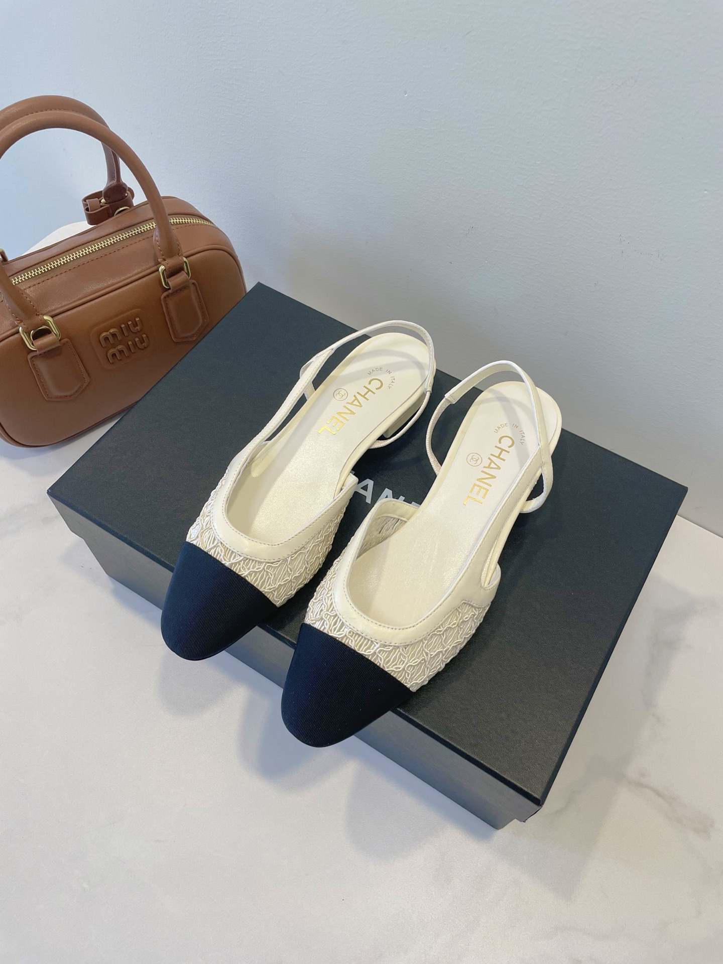NO:545125,Who would reject Grandma Xiang’s Slingback? Encounter with Elegance this summer with Chanel Chanel, nobleness is engraved into DAN, and Chanel’s advanced aesthetics are everywhere!  Size 35-40 Original box packaging accessories, sandals, chanel, chanel, sandals19860909谁会拒绝香奶奶的Slingback～ 邂逅优雅这个夏天与chanel 香奈儿同行,贵气刻进DAN,处处写满香奈儿的高级美学！ Size 35-40 原盒包装配件,凉鞋,chanel,chanel,sandals,Women's Shoes