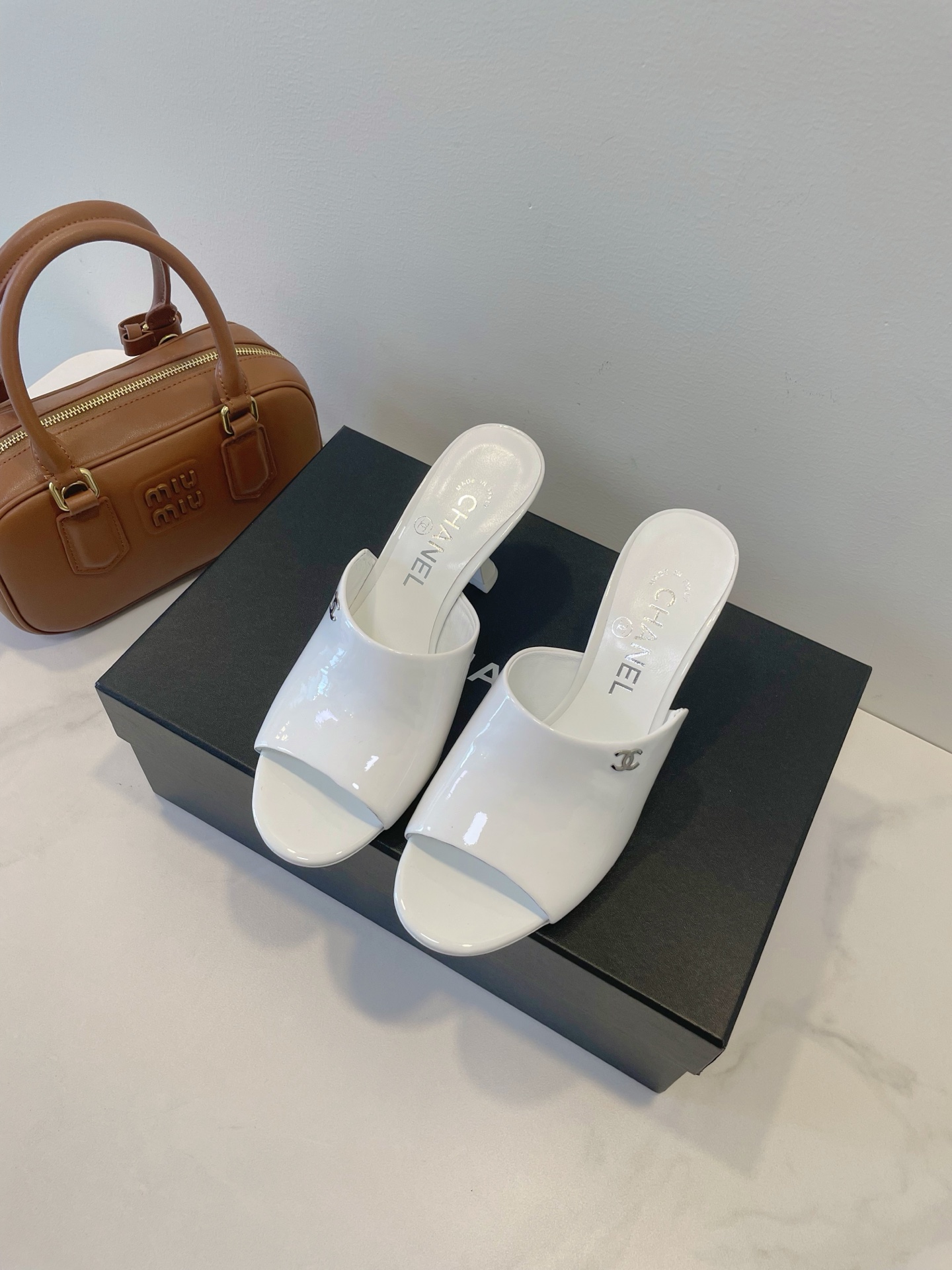 NO:560058,CHANEL Chanel 25coco beach series Meet Chanel and start a new chapter of elegant steps!  The overall design is simple yet elegant, with smooth and natural lines, making it a versatile piece!  Size 35-40 original box packaging accessories, high heels and slippers, chanel, chanel, high heels, slippers19860909CHANEL 香奈儿25coco beach 系列 邂逅香奈儿,开启优雅步履新篇！整体设计简约,却不失优雅,线条流畅自然,百搭属性绝绝子！ Size 35-40 原盒包装配件,高跟鞋拖鞋,chanel,chanel,high heels,slippers,Women's Shoes