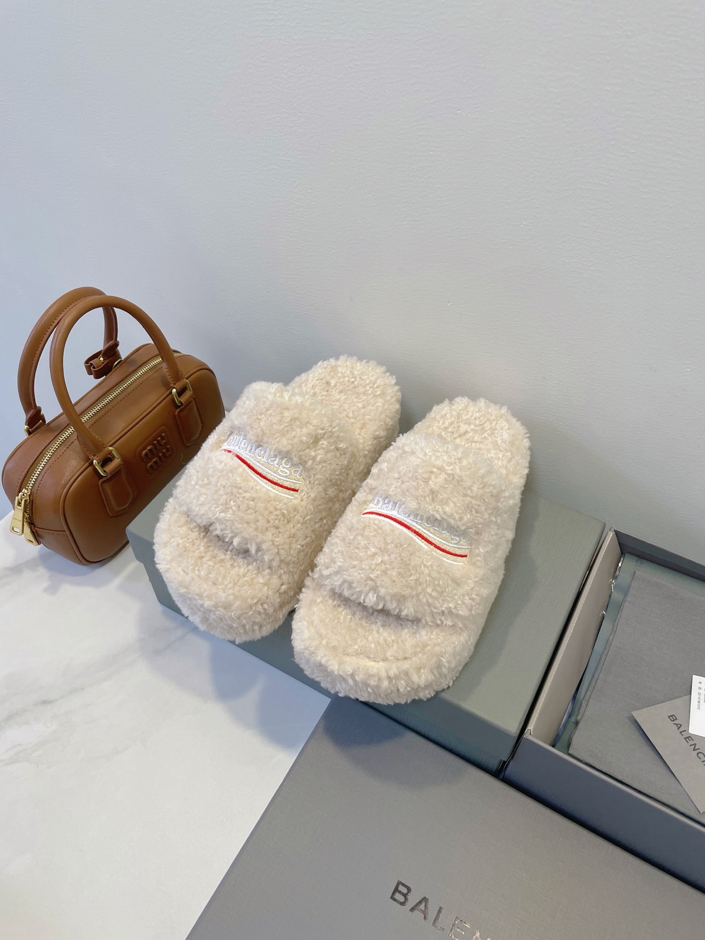 NO:409328,Balenciaga thick-soled real wool slippers are ready, just waiting for autumn!  Wearing bare legs makes you look taller and feel a little stupid and cute!  The indispensable little cute Size 35-40 Original box packaging accessories, fur shoes, balenciaga, balenciaga, slippers19860909Balenciaga 巴黎世家 厚底真羊毛拖鞋已备好,只等入秋啦！ 光腿穿,显高,有一点点笨萌的感觉！ 冬天不可缺失的小可爱 Size 35-40 原盒包装配件,毛毛鞋,balenciaga,balenciaga,slippers,Women's Shoes