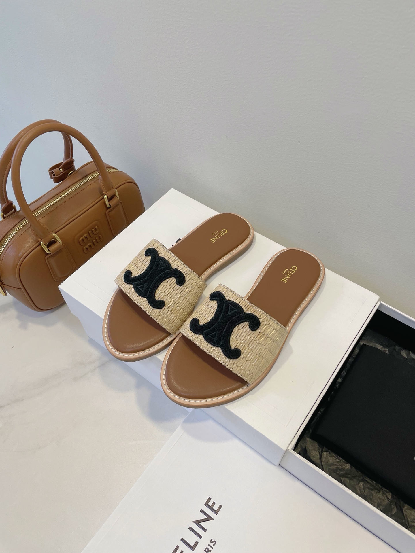 NO:449247,CELINE | LYMPIA Plant Material Mules Shoes Are you choosing the shoes for changing seasons in spring and summer? The POP UP series sandals are so amazing, I’m crazy and excited!  Relaxed, healthy, add a little natural atmosphere, not obsessed with gorgeousness, and pay more attention to the practicality and comfort of life!  Size 35-40 Original box packaging accessories, slippers, sandals, celine, sandals, slippers19860909CELINE | LYMPIA 植物材料穆勒鞋 春夏换季的鞋子选好了吗 POP UP 系列的凉鞋太绝了,疯狂心动呀！轻松、健康、增添了几分自然气息,不痴迷华丽,更注重生活的实用性和舒适度！ Size 35-40 原盒包装配件,拖鞋凉鞋,celine,sandals,slippers,Women's Shoes