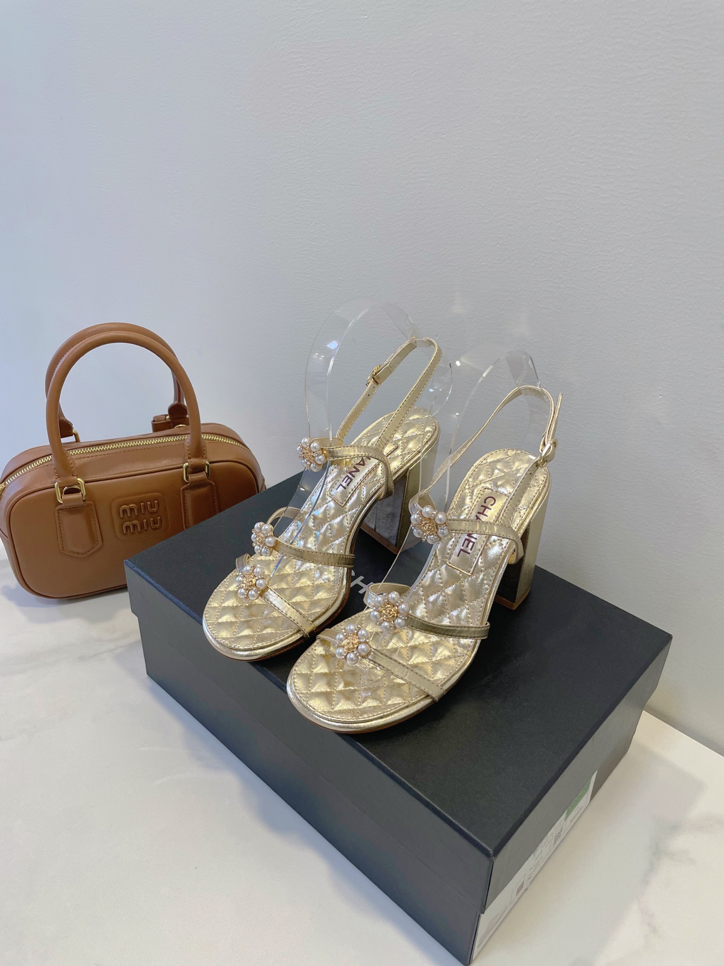 NO:545131,Boot sandals, sandals CHANEL 25c summer craft shoes, special artwork is so beautiful. The overall shape is loose and fashionable, and it is easy to grasp the street fashion sense. Upper cowhide inner sheepskin outsole imported from Italy size35-36-37-38-39- (40 custom made without return or replacement), high heels sandals, chanel, chanel, sandals, boots, high heels, cowhide, sheepskin, Leather soles19860909靴凉鞋,凉鞋 CHANEL 香奈儿 25c 夏日工艺鞋,特制艺术品太美啦 整体造型松弛又时髦,轻松拿捏街头时尚感. 鞋面牛皮 内里羊皮 大底意大利进口真皮大底 size35-36-37-38-39-（40定做不退不换）,高跟鞋凉鞋,chanel,chanel,sandals,boots,high heels,cowhide,sheepskin,Leather soles,Women's Shoes