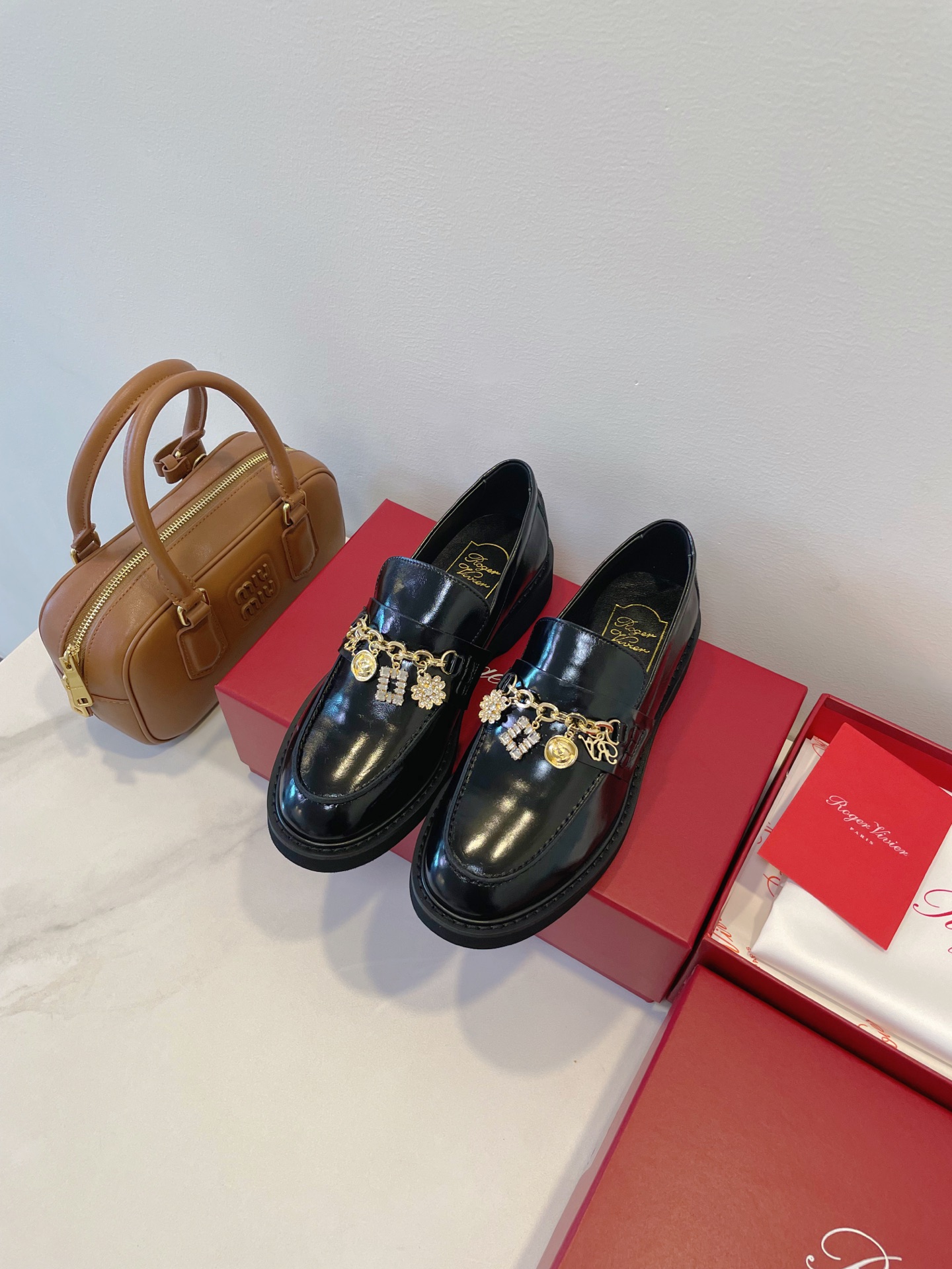 NO:560049,Roger Vivier 'RV' loafers are retro medals and incorporate modern metal diamond chain elements to create a fashionable aesthetic that coexists retro and modern!  Paired with shiny metal buckles, every step exudes a high-end feel!  The 3.5cm sole design makes your figure more graceful and upright, showing the innate charm of women, a must-have for heroines!  Size 35-40 original box packaging accessories, loafers, roger vivier, loafers19860909Roger Vivier 『 RV 』乐福鞋 复古勋徽章,融入现代金属钻链元素,打造复古与摩登并存的时尚美学！搭配闪耀金属饰扣,每一步都散发高级质感！ 3.5cm鞋底设计,让你的身姿更加曼妙挺拔,展现女性与生俱来的魅力,大女主们 Bi需品！ Size 35-40 原盒包装配件,乐福鞋,roger vivier,loafers,Women's Shoes