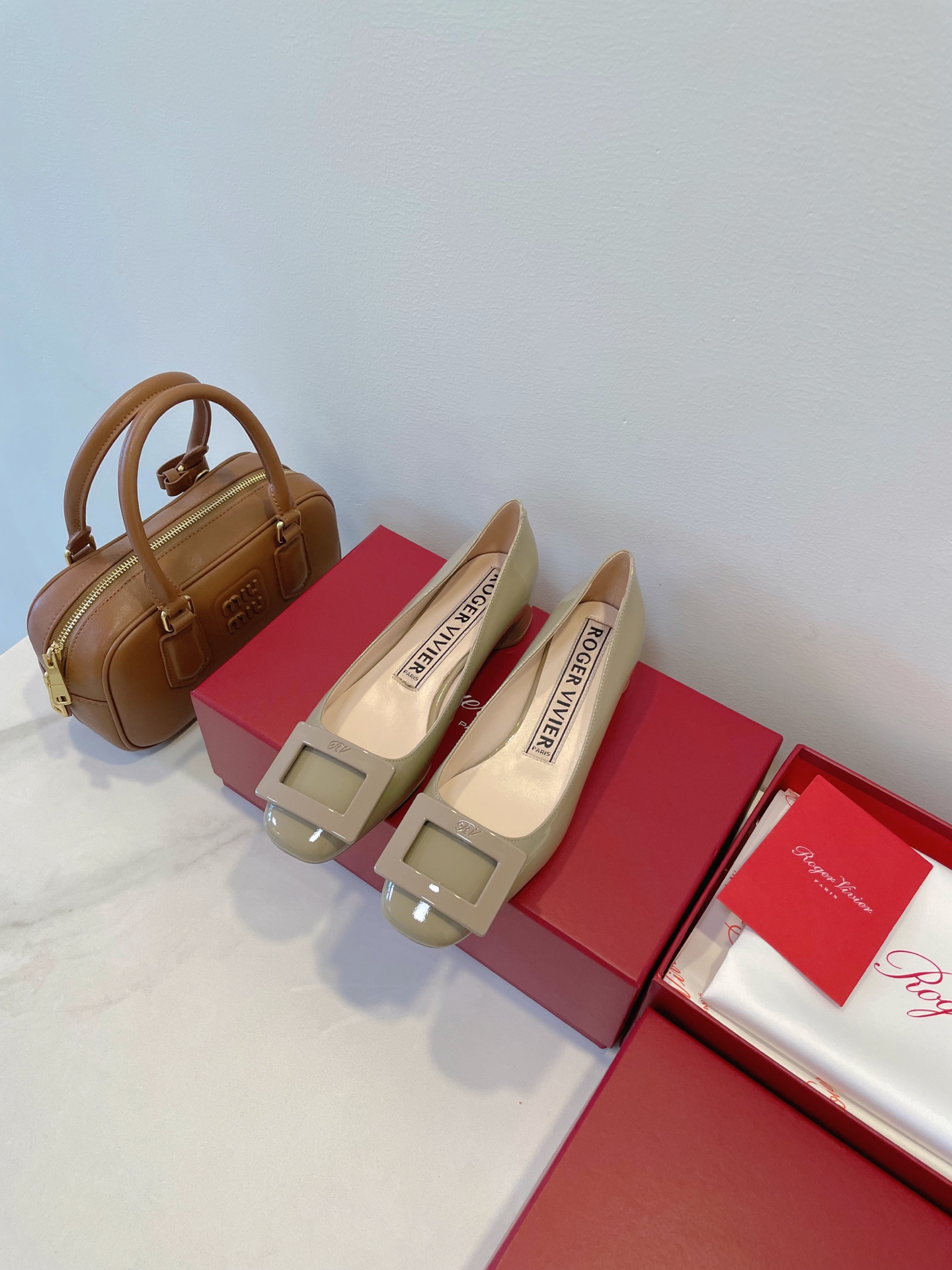 NO:560044,Who knows the gold content of Roger Vivier’s “RV”!  A whole big dive. The new U Look series makes an elegant appearance. The gentle princess's new shoes are very age-reducing ~ 3cm round small block heel, stable and comfortable. The same color resin square buckle, suitable for you who are low-key and elegant. Size 35-40 Original box packaging accessories, single shoes, roger vivor19860909Roger Vivier 『 RV 』这含金量谁懂啊！一整个大跳水 新款 U Look 系列优雅登场,温柔公主的新单鞋,非常减龄～ 3cm圆型小粗跟,平稳又舒适 同色系树脂方扣,适合低调大气的你 Size 35-40 原盒包装配件,单鞋,roger vivier,Women's Shoes