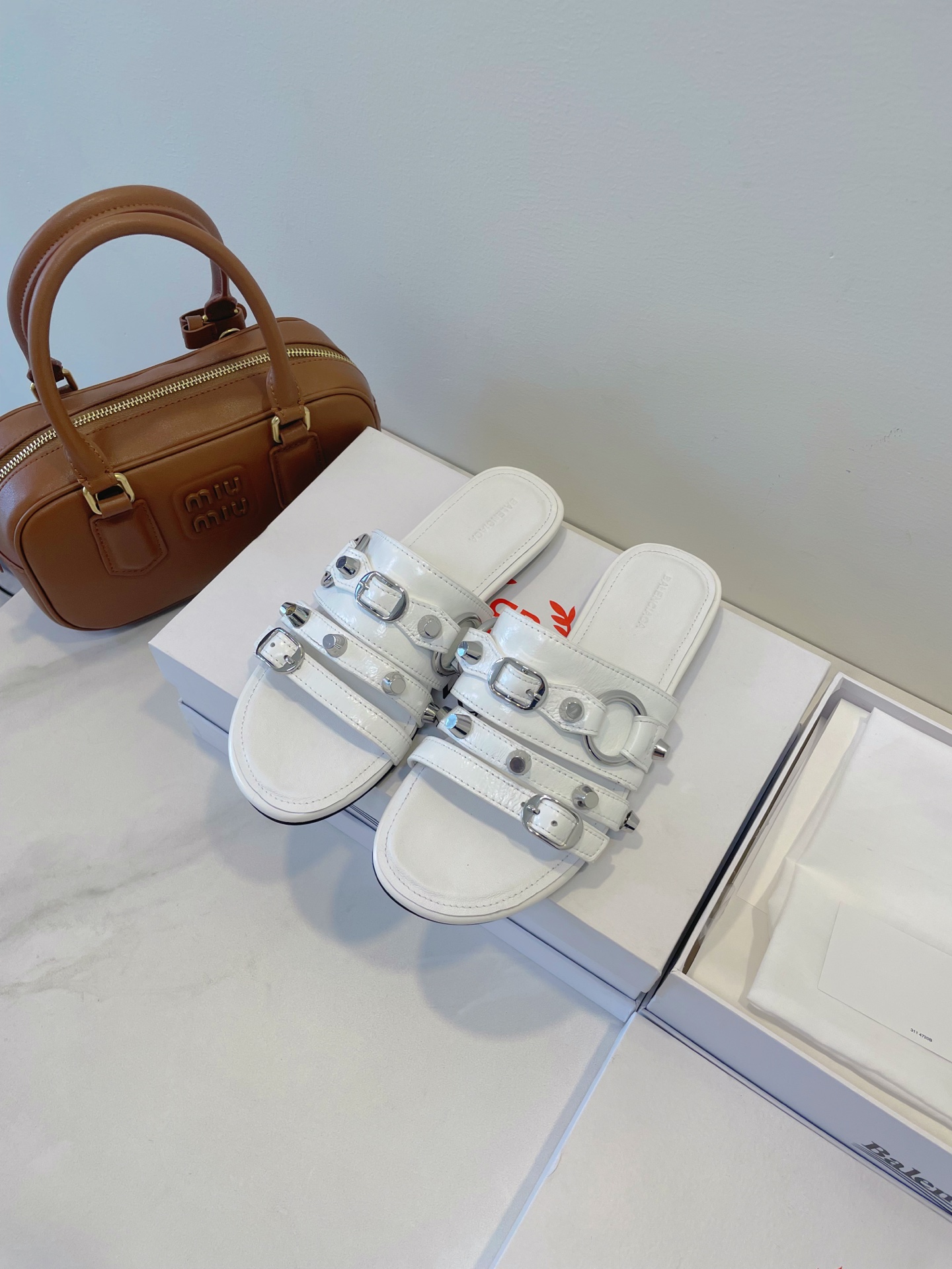 NO:449220,I have won the fans of Balenciga Balenciga rivet shoes, which are super design-like and will never be a match for them when walking on the street. They are simply a powerful tool for trendy people to go out!  Size 35-40 Original box packaging accessories, high heels slippers, balenciaga, balenciaga, high heels, slippers19860909圈粉了Balenciga 巴黎世家铆钉鞋,超有设计感,走在街上绝不会撞款,简直是潮人的出街利器！ Size 35-40 原盒包装配件,高跟鞋拖鞋,balenciaga,balenciaga,high heels,slippers,Women's Shoes