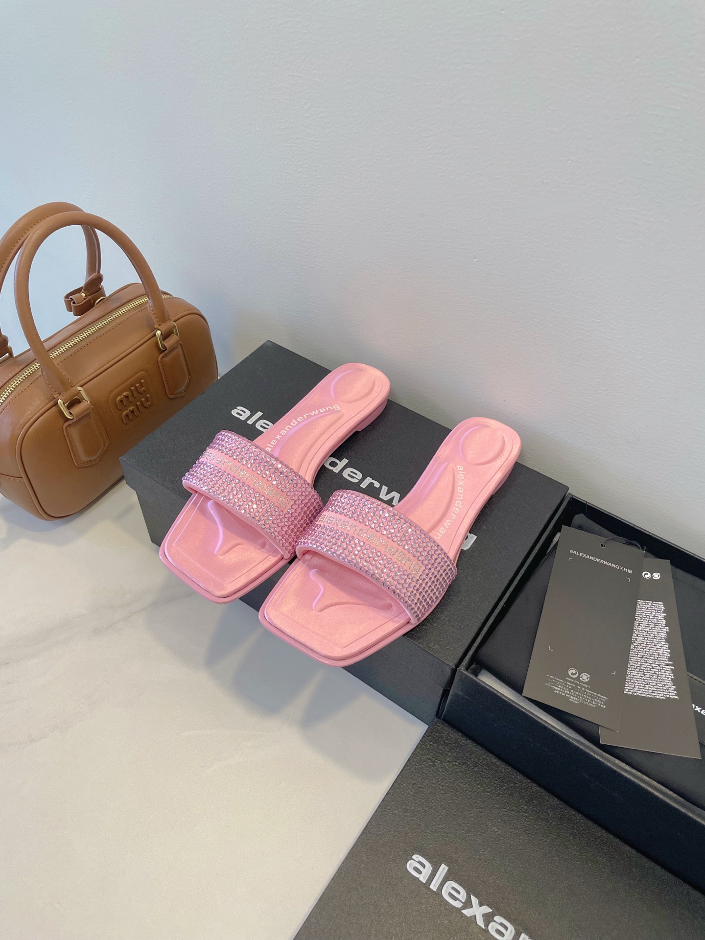 NO:449248,Shanshan is adorable AlexanderWang The king of Alexander, looking forward to it, the diamond slippers that have been asked countless times have finally returned!  Who hasn't owned it yet ~ size 35-40 original box packaging accessories, slippers, alexander wang, slippers19860909闪闪惹人爱AlexanderWang 亚力山大王, 万众期待,被问无数次的钻拖鞋终于回归了！谁还没拥有～～ size 35-40 原盒包装配件,拖鞋,alexander wang,slippers,Women's Shoes