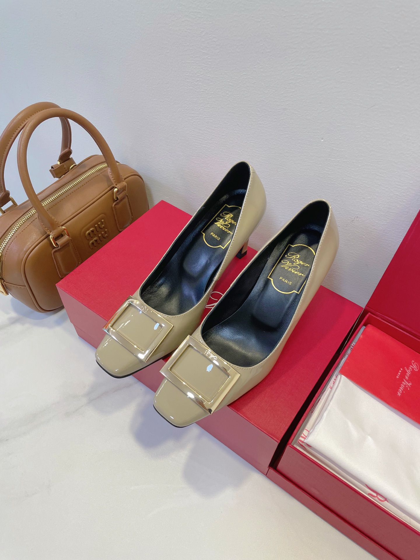 NO:449182,RV 7cm classic square button banana heel, various colors, all kinds of happiness as classic and advanced as ever, gentle and ultimate skill, is definitely the well-deserved aura king in the workplace. The RV with the highest daily commuting frequency, excellent temperament!  Size 35-40 Original box packaging accessories, high heels single shoes, high heels19860909RV 7cm经典方扣香蕉跟,各种颜色,各种快乐一如既往的经典高级,温柔必杀技,绝对是职场中当之无愧的气场王 日常通勤频率最高的RV,气质卓越！ Size 35-40 原盒包装配件,高跟鞋单鞋,high heels,Women's Shoes