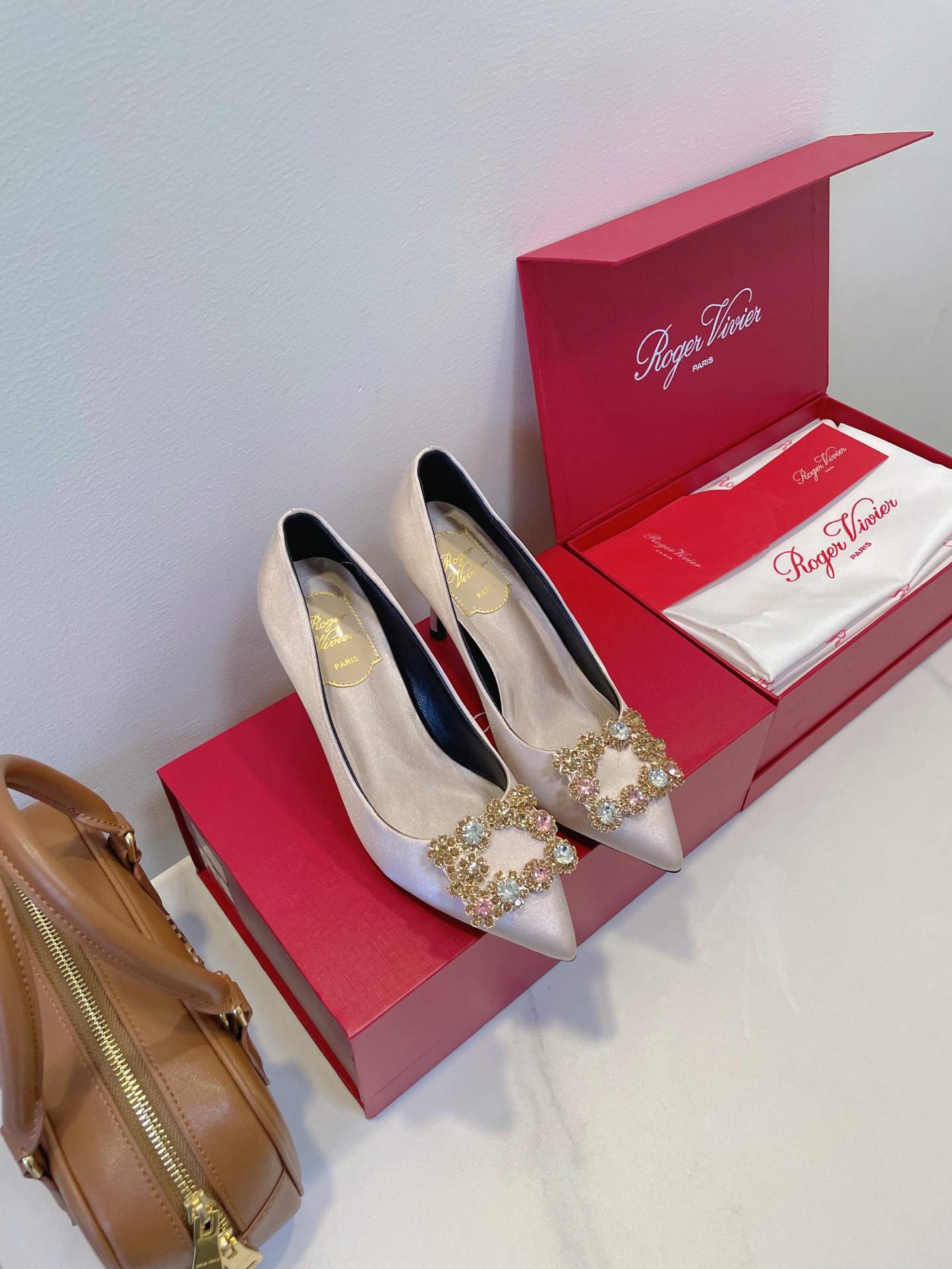 NO:449208,RV diamond buckle is so beautiful that it can’t be taken away!  Gentleness has its own strength, wealth that pours on the sky, a true exquisite little princess!  Size 35-40 Original box packaging accessories, high heels single shoes, high heels19860909RV 系钻扣美得移不开眼！ 温柔自有力量 泼天的富贵 真正的精致小公主！ Size 35-40 原盒包装配件,高跟鞋单鞋,high heels,Women's Shoes