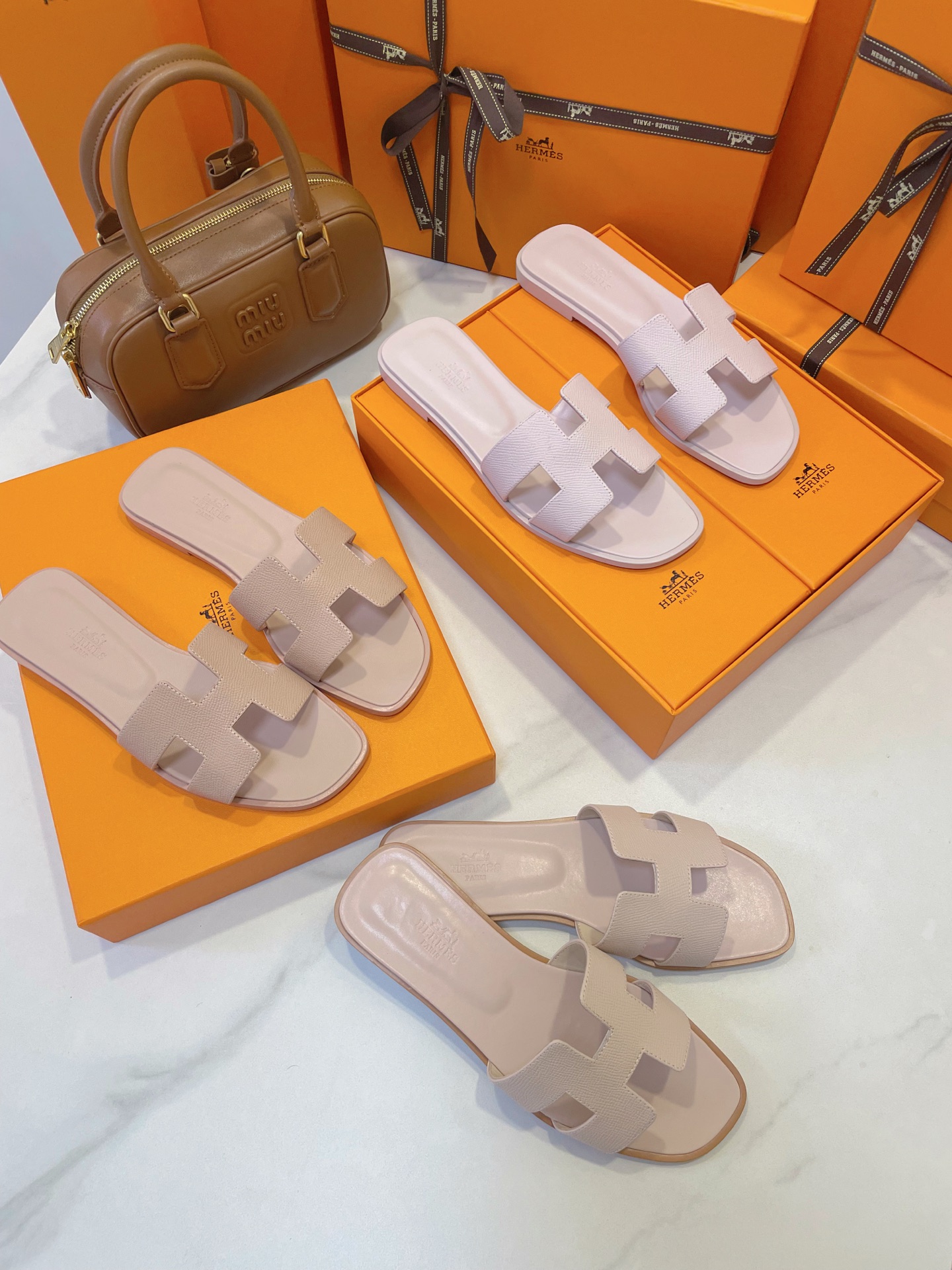 NO:449143,Hermes Oran | Toe-high-end feel The existence of fashionable people’s shoe cabinet Beautiful torture tools, windy when walking~ Exclusive double box packaging, slippers, hermes, hermes, slippers19860909Hermes 爱马仕 Oran | 足尖高级感 时髦人鞋柜里该有的存在 美丽刑具,走路都带风～ 独家双盒包装配套,拖鞋,hermes,hermes,slippers,Women's Shoes