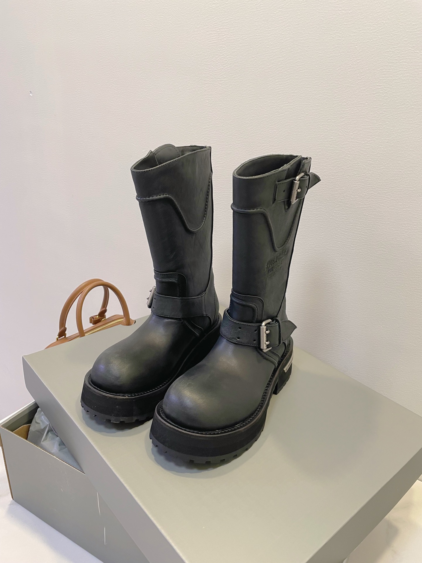 NO:449104,Long boots, short boots, men's size Top fashion circle | Balenciaga venom Venom boots, cool and saucy street-exploding hot wheels, the return rate is overwhelming!  A real treasure single item!  Cool Girl's Native Battle Boots Size 35-45 Original Box Packaging Accessories, Boots, Balenciaga, Boots19860909长靴,短靴,男码 时尚圈顶流 | 巴黎世家 venom 毒液战靴,酷飒炸街时尚风火轮,回头率爆表！ 宝藏单品实锤！酷女孩的本命战靴 Size 35-45 原盒包装配件,靴子,balenciaga,boots,Women's Shoes