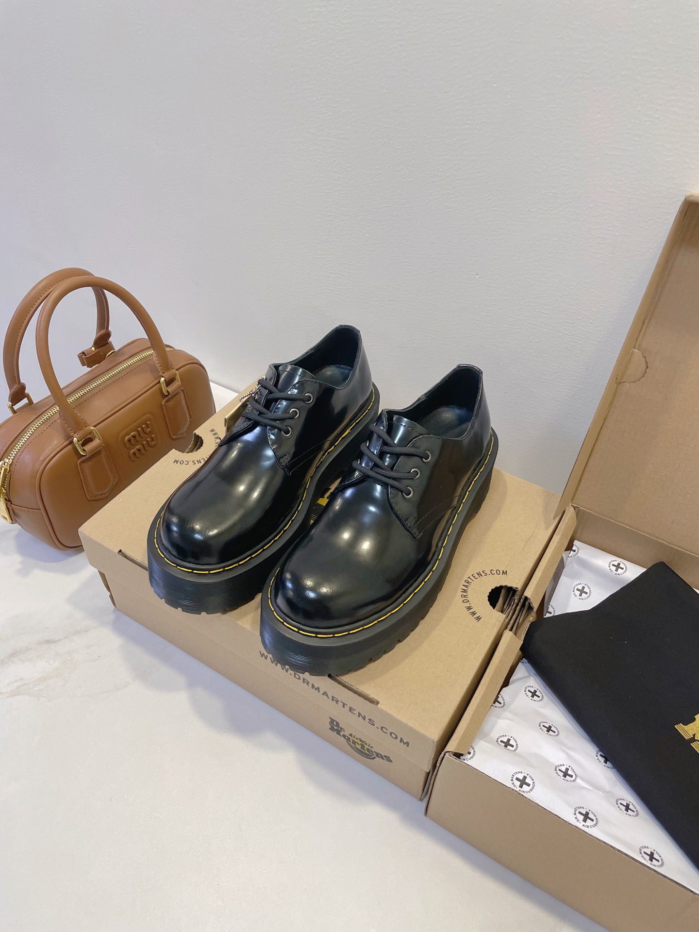 NO:497800,The essential 'Martin boots' for students and small girls Martin Boxes is a fairy item that can be flirted all year round. It is not only easy to wear but also plays a good role in modifying the leg shape~ Sometimes, it can be unexpectedly sweet and cool when paired with random combinations. Size 35-40 Original box packaging, boots, boots19860909学生党&小个子女生必备『马丁靴』马丁伯士 一年四季皆可撩的神仙单品,不仅好穿还能起到很好地修饰腿型的作用～ 有时候随意的搭配都可以出现意想不到的可甜可酷 Size 35-40 原盒包装,靴子,boots,Women's Shoes