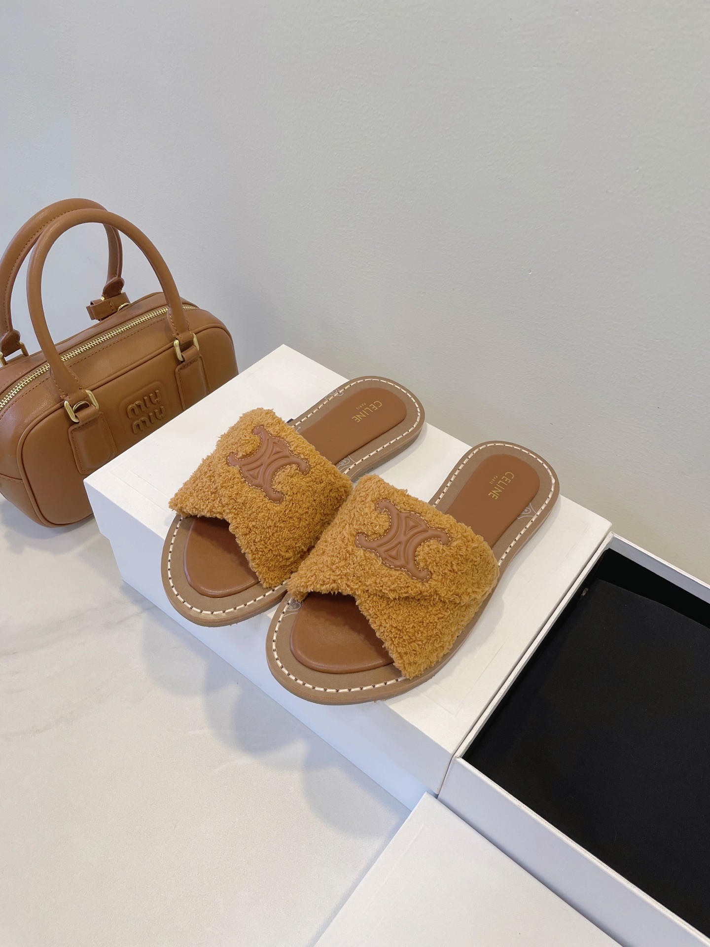 NO:560032,These latest pair of Celine slippers require no break-in period at all!  So comfortable!  The plush upper is very skin-friendly!  Simple, elegant and fashionable, timeless and timeless. Whether worn alone or paired with wide-leg pants, high street and retro. Size 35-40. Original box packaging accessories, furry shoes and slippers, celine, slippers19860909这双 Celine 最新款拖鞋完全不需要磨合期！ 太舒服啦！毛绒的鞋面很亲肤！ 简约大气时髦 耐看不过时 无论是单穿还是搭配阔腿裤,高街又复古 Size 35-40 原盒包装配件,毛毛鞋拖鞋,celine,slippers,Women's Shoes