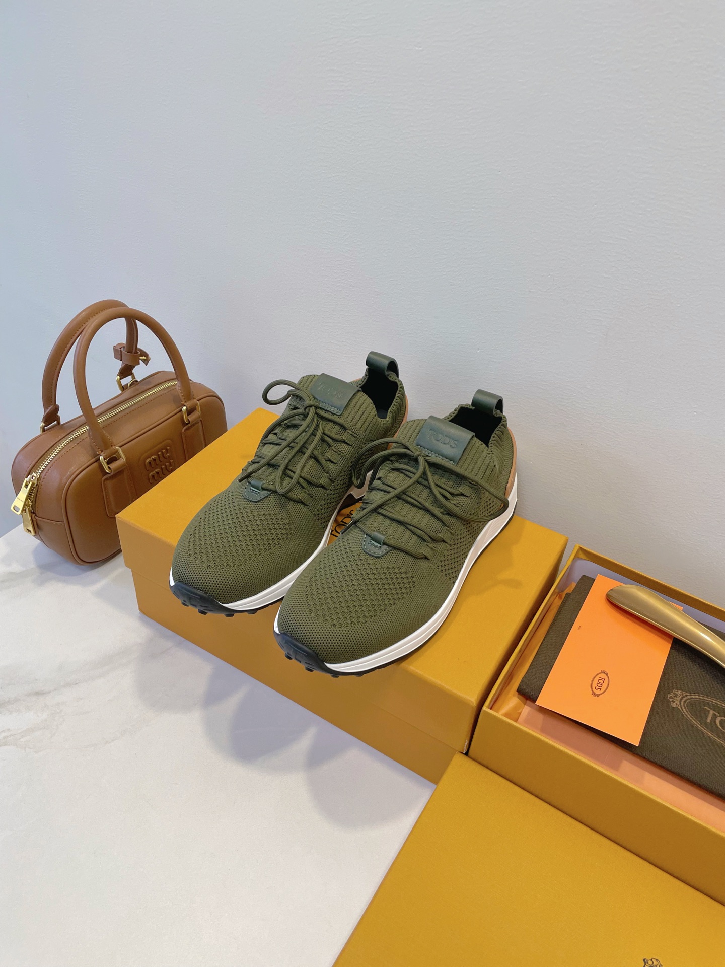 NO:491872,TOD’S 63K is like dancing on marshmallows with 20,000 steps. In terms of comfort, the TOD’S 63K series men’s shoes are definitely the first. The shoes weigh very, very lightly, and are comfortable and versatile!  There are many choices in color matching materials!  Size 38-46 Original box packaging accessories, casual shoes/sports shoes, Tod's, sneakers19860909TOD’S 63K 暴走两万步都像在棉花糖上蹦迪 要论舒适度,TOD’S 63K系列男鞋绝对稳排第一 鞋子自重非常非常轻,舒适百搭！ 配色材质选择性超多！ Size 38-46 原盒包装配件,休闲鞋/运动鞋,Tod's,sneakers,Women's Shoes