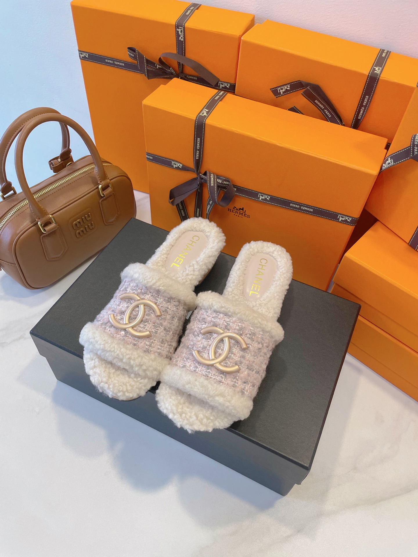 NO:560038,CHANEL Chanel 25C new model, princess style, small and exquisite, solid wood sole fur shoes, fragrant grandma always understands women's hearts, real wool imported from Australia!  size 35-40 original box packaging accessories, furry shoes and slippers, chanel, chanel, slippers19860909CHANEL 香奈儿 25C新款 公主范小巧又精致,实木底毛毛鞋,香奶奶永远懂女人心 澳洲进口真羊毛！ size 35-40 原盒包装配件,毛毛鞋拖鞋,chanel,chanel,slippers,Women's Shoes