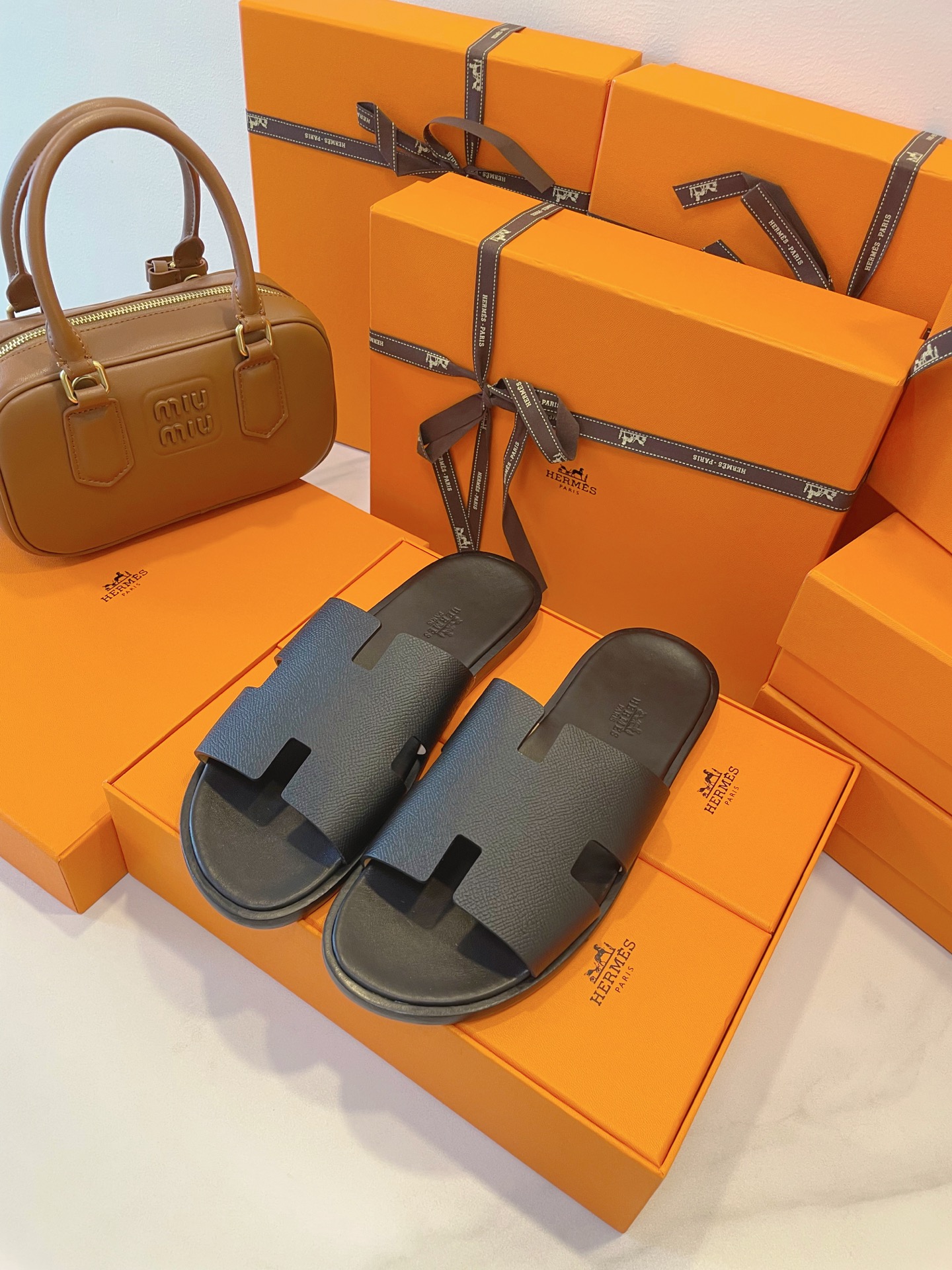 NO:560025,Special material plus 20 2025ss New upgraded version (Hermès) Packaging upgrade, version workmanship material upgrade Hermes high-end version purely handmade shoes Top product Hermès slippers —————————— The most classic, real handmade shoes, even the number of stitches is the same as the original version, purely handmade by masters!  High-end customization uses Hermers uppers imported cowhide from Italy + original customized cowhide lining feet + matching genuine leather outsole (pursuing top walking comfort), packaged in top-notch exclusive box Original top quality ━━━━Hermes━━━━━ Size 39-45 Original box packaging accessories, slippers, hermes, hermes, slippers, cowhide, Leather soles19860909特殊材质加20 2025ss 全新升级版本（Hermès） 包装升级,版型做工材料升级 Hermes高端版本纯手工鞋 顶级产品爱马仕拖鞋 —————————— 经典之最,真正的手工鞋,连针线走线数量都和原版一样, 师傅级纯手工打造 ！高端定制采用Hermers鞋面意大利进口牛皮+原版订制牛皮内里垫脚+对版真皮大底（追求顶级行走舒适度),包装顶级专属盒 原版顶级品质━━━━Hermes━━━━━ Size 39-45 原盒包装配件,拖鞋,hermes,hermes,slippers,cowhide,Leather soles,Women's Shoes