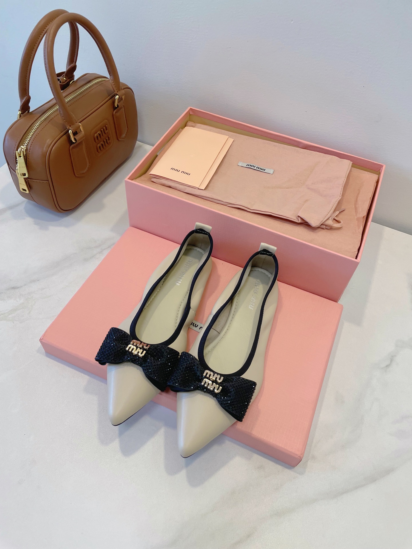 NO:497817,OOTD / A rich lady is a daughter who is a visual outfit~ Miumiu ballet shoes, elegant and intellectual small pointed toe, beautiful and beautiful as if walking on the ground, understand the woman's heart, and be too good at grasping the exquisiteness, bow + imported rhinestones, beautiful to the heart, integrating sexy and cute Size 35-40 original box packaging accessories, ballet shoes, miumiu19860909OOTD / 富家小姐千金即视感穿搭～ Miumiu 芭蕾舞鞋,优雅知性小尖头,美丽且如履平地太懂女人心了,太会拿捏精致感了,蝴蝶结+进口水钻,美到心坎,集性感与可爱一体 Size 35-40 原盒包装配件,芭蕾舞鞋,miumiu,Women's Shoes