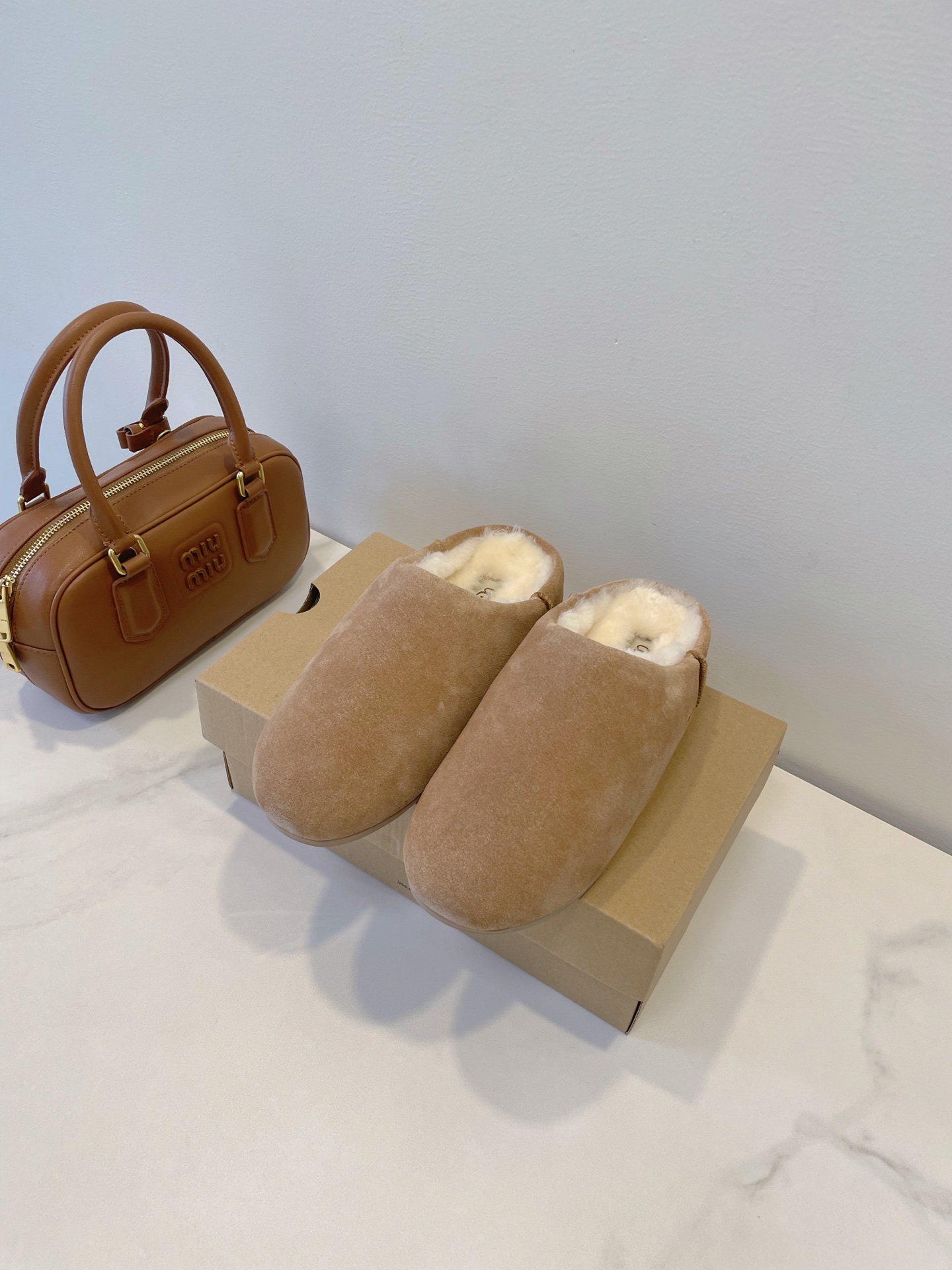 NO:560008,Naihuhu UGG Little Potato, a five-minute commuting outfit for fashionable people!  Elea Slip-On Classic Micro, classic super mini, suitable for wide-leg pants, skirts, and denim [casual and casual] Size 35-40 Original box packaging accessories, half-slip fur shoes, skirts19860909奶呼呼 UGG 小土豆,时髦人的五分钟通勤穿搭！ Elea Slip-On 轻薄一脚蹬 Classic Micro 经典超迷你 搭配阔腿裤,裙装,牛仔【随性洒脱】 Size 35-40 原盒包装配件,半拖毛毛鞋,skirts,Women's Shoes